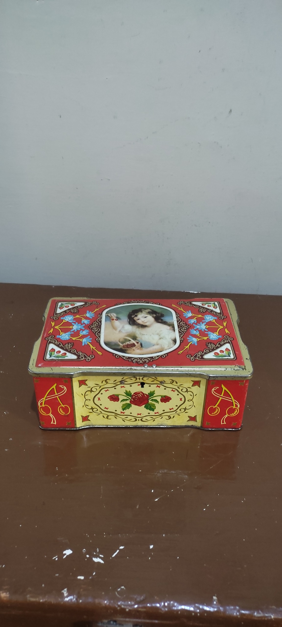 قوطی فلزی قدیمی (توضیحات دارد)