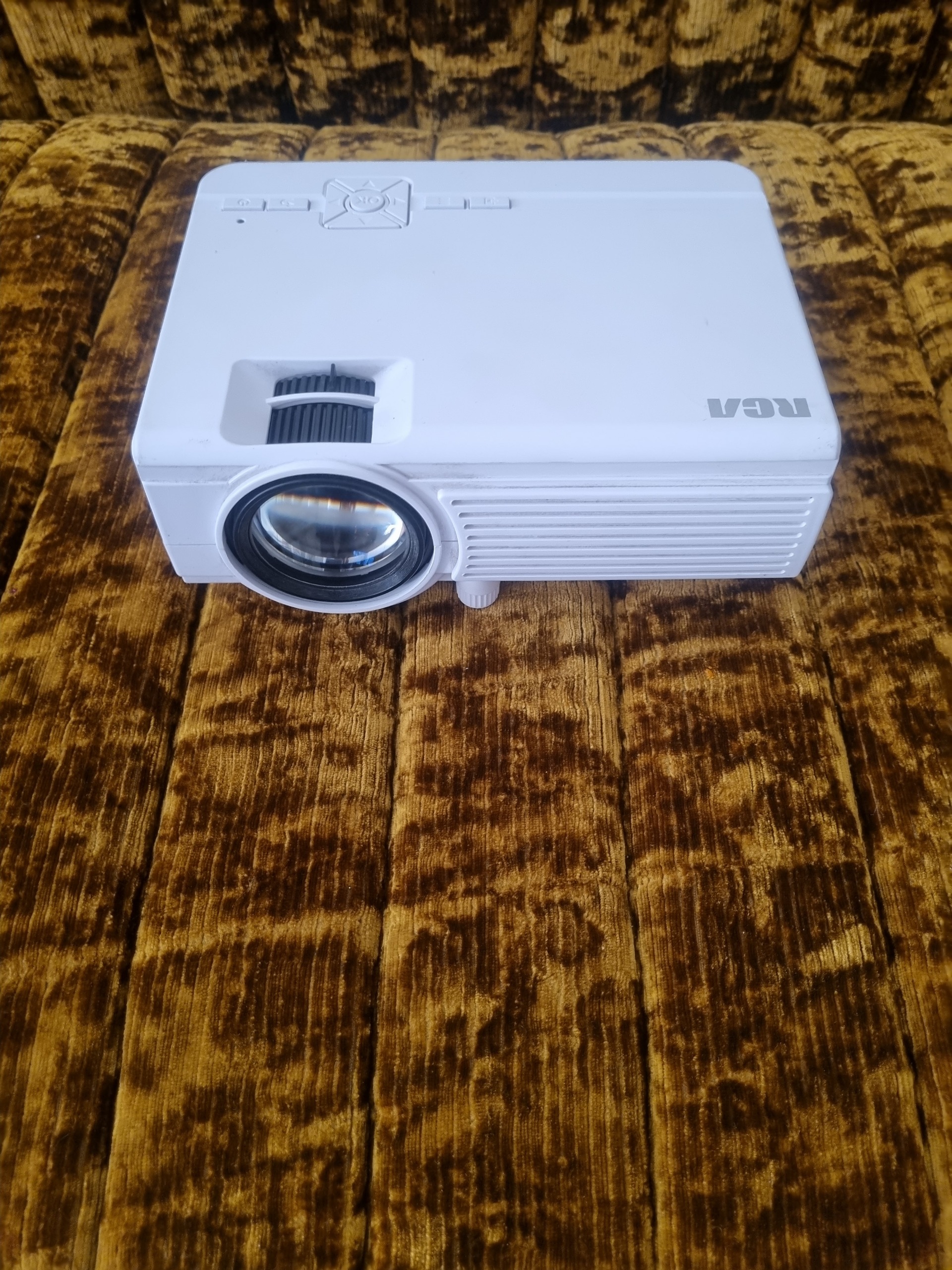 ویدیو پرژکتور شیک مارک RCA فقط 4 و نیم