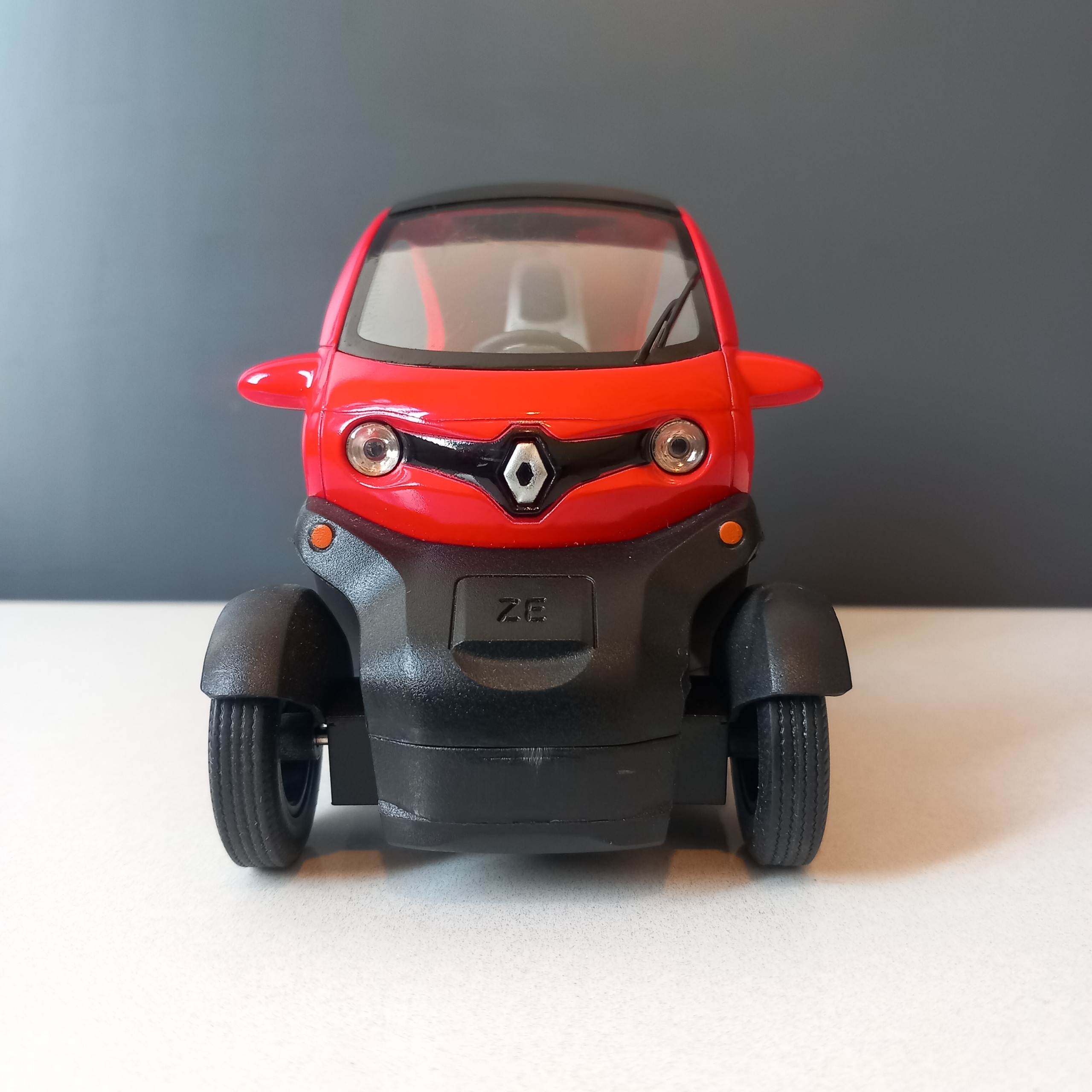 ماکت ماشین رنو توییزی twizy 1/18