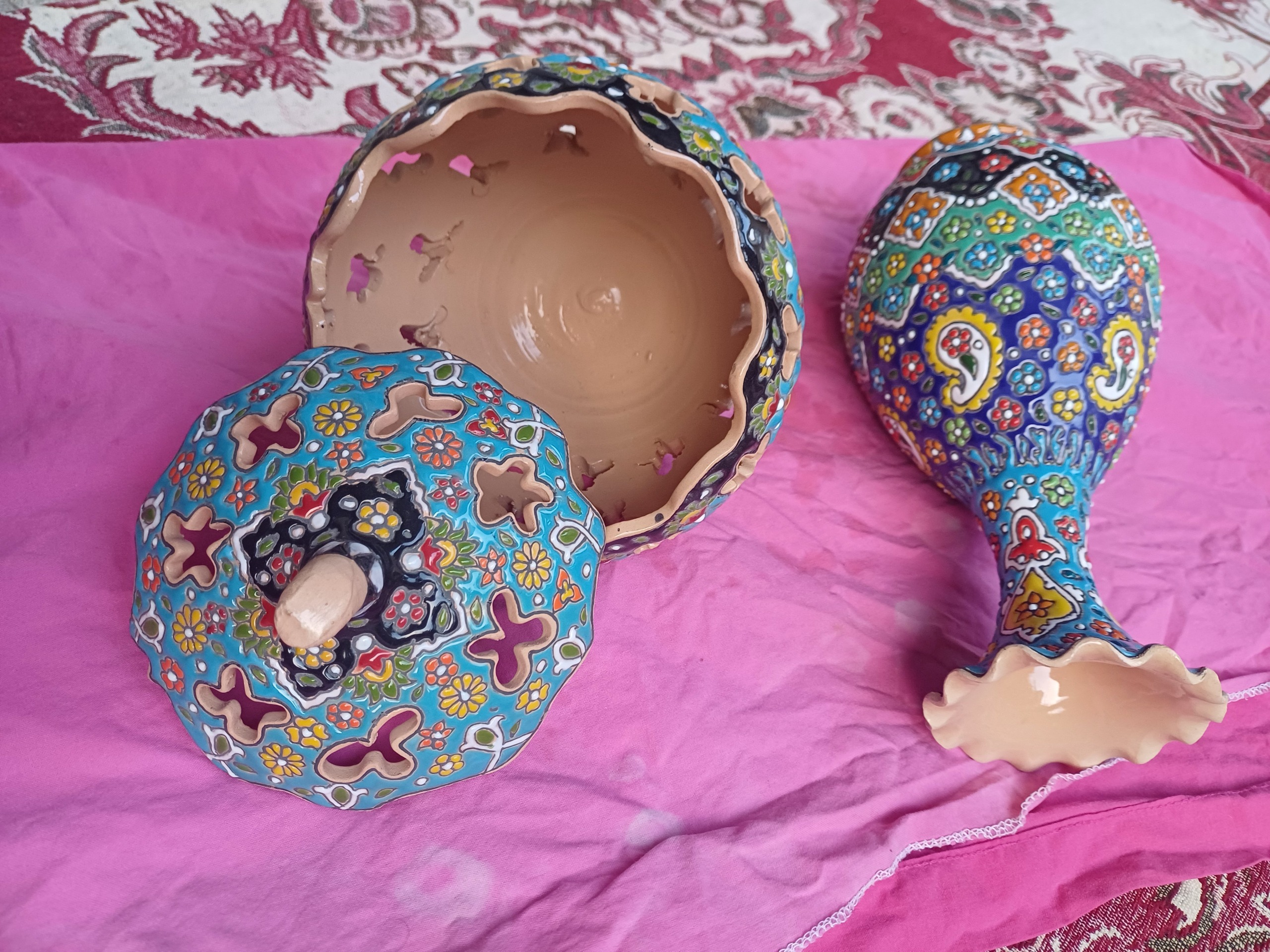 یک عدد شکلات خوری ویکعدد گلدان میناکاری