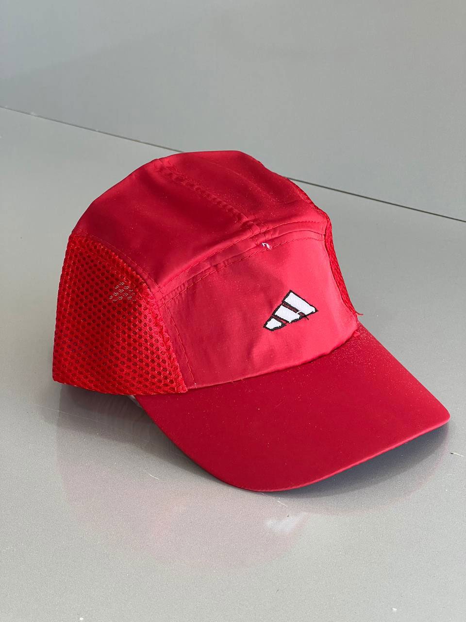  کلاه کپ قرمز (Adidas-style) با کنارههای توری