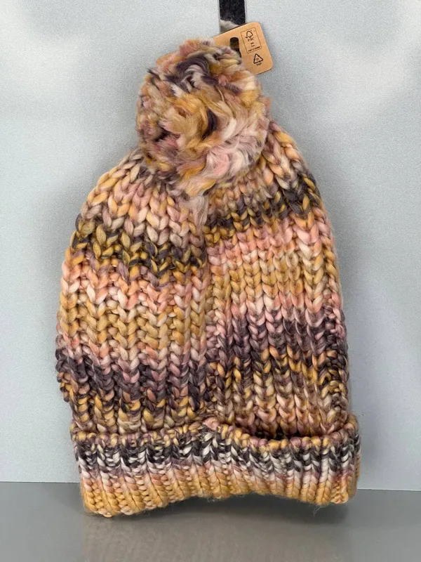 کلاه زمستانی پومدار با بافت رنگارنگ