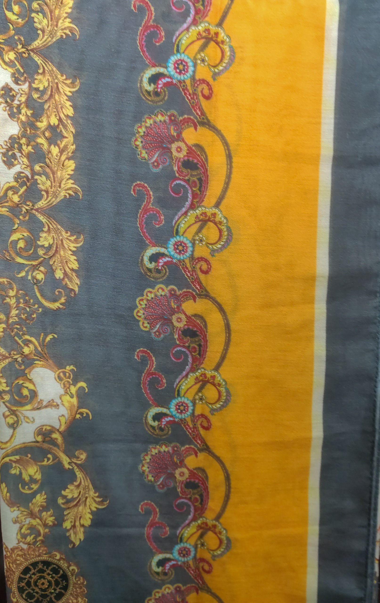 روسری نخی حاشیه دار