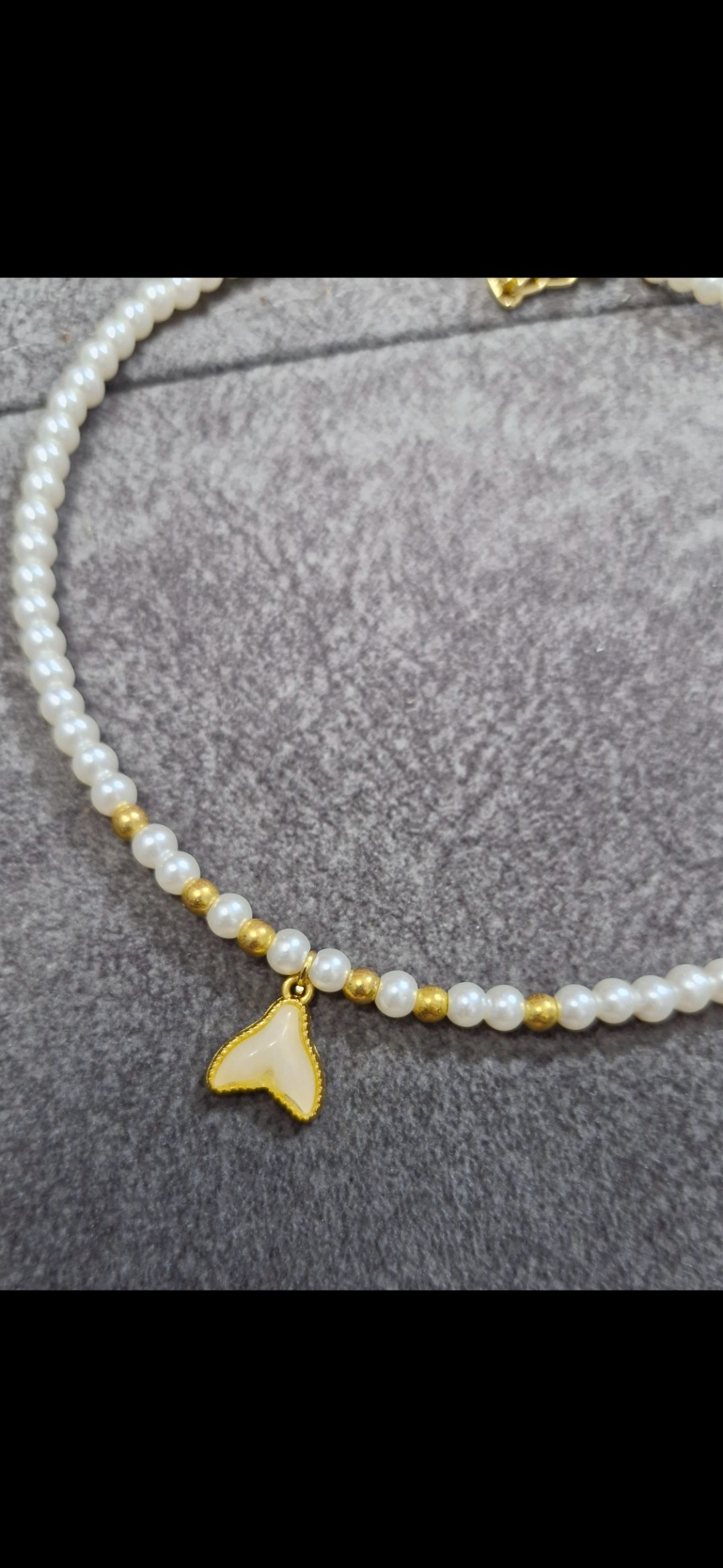 گردنبند مرواریدی با آویز دم وال طلایی