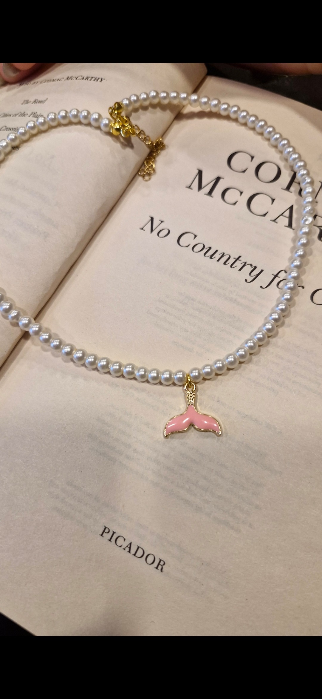 گردنبند مرواریدی با آویز دم وال رنگی