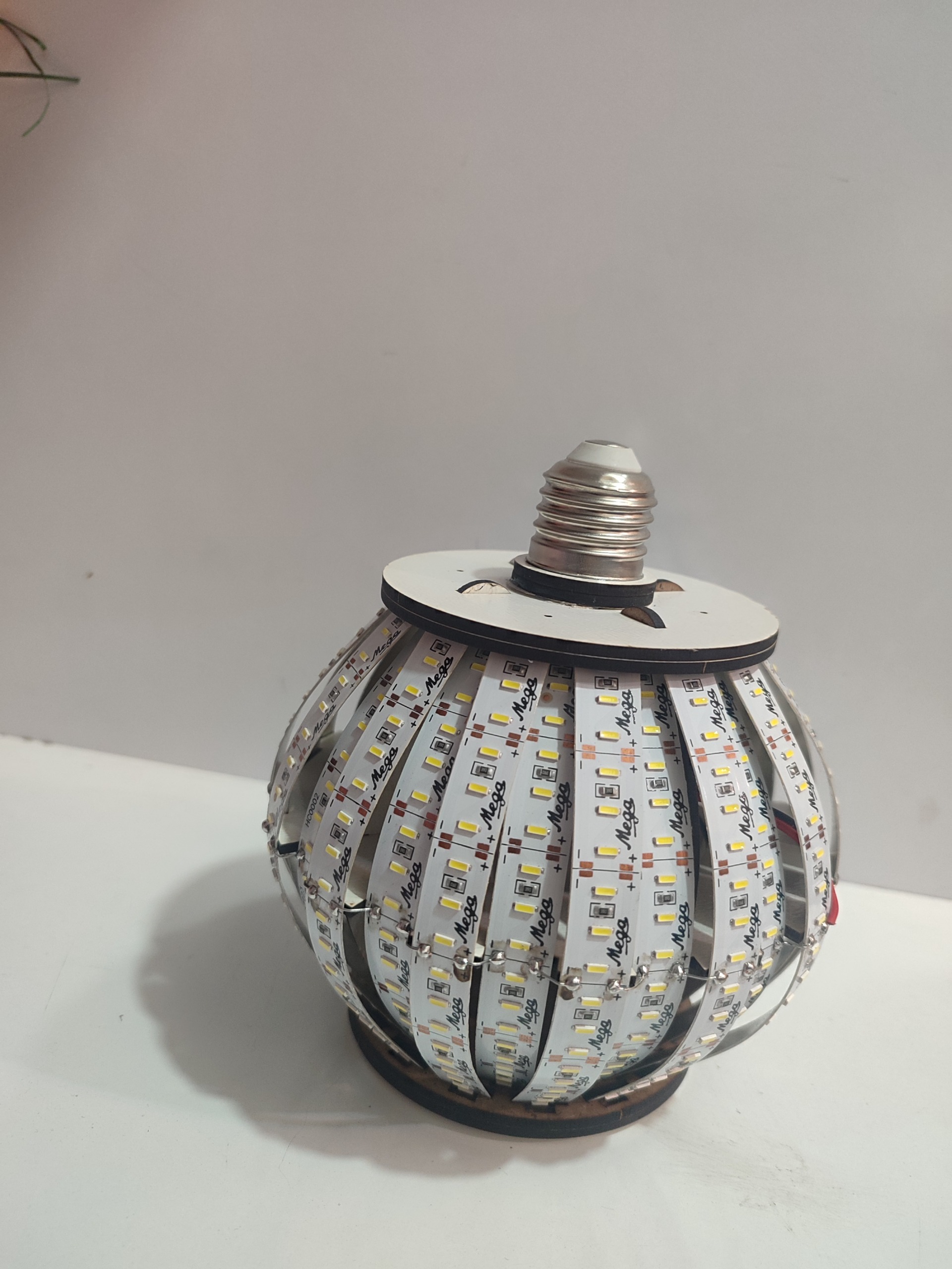 لامپ دستساز فوقالعاده