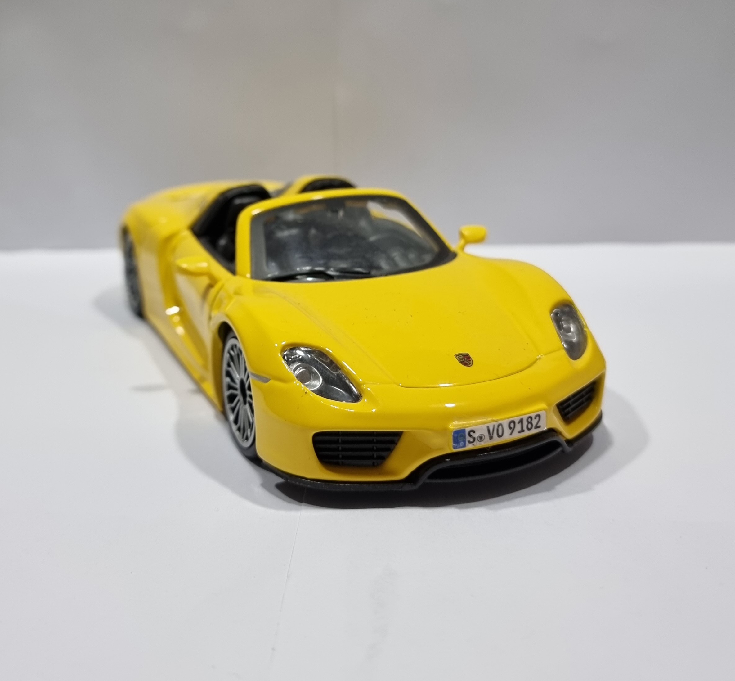 ماکت ماشین فلزی پورشه porsche 918 spyder بوراگو