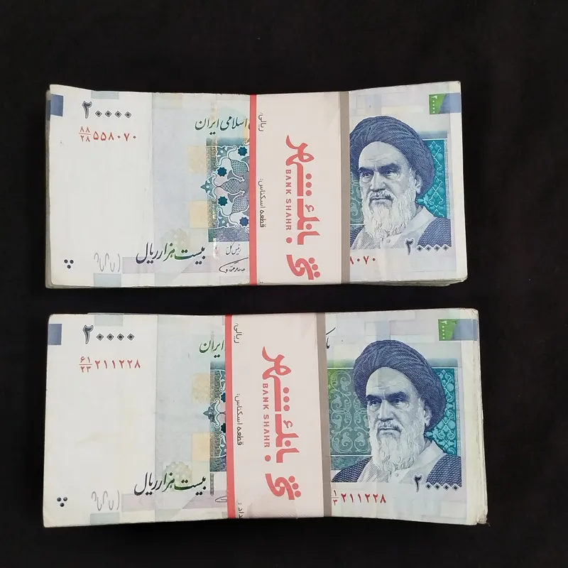 2 بسته اسکناس 20000 ریالی بادگیر