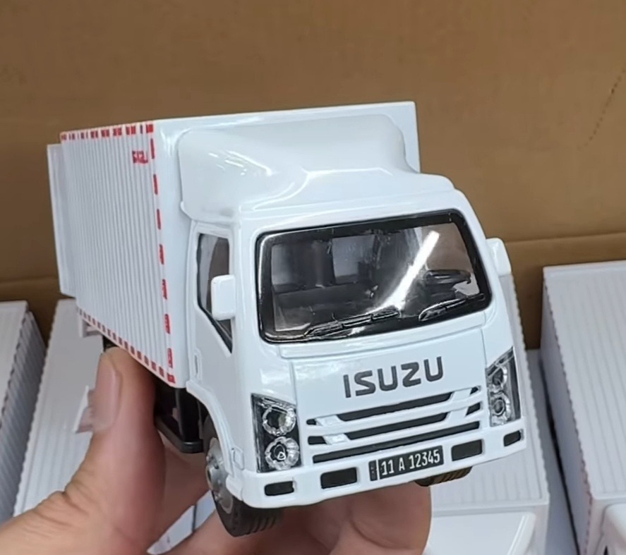 ماکت کامیونت ISUZU مقیاس 1/36