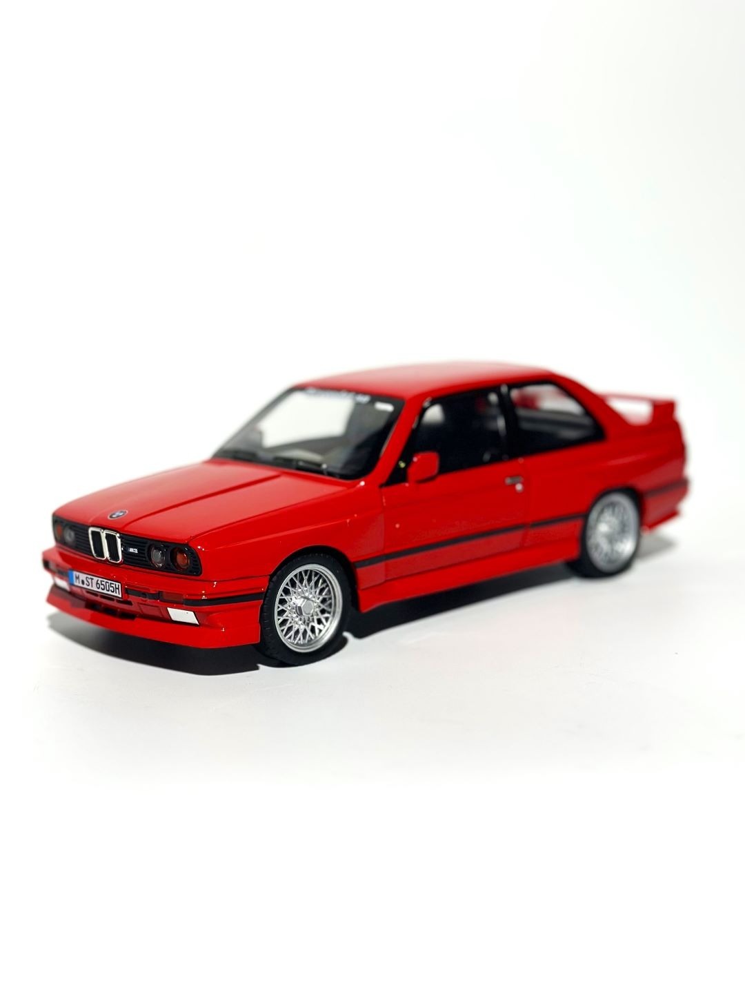 ماکت ماشین فلزی BMW E30 مقیاس 1/24