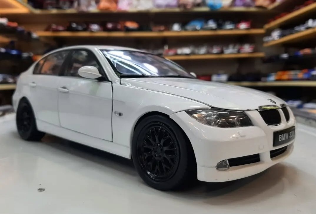 ماکت BMW 330i مقیاس 1/18 ویلی تک جعبه