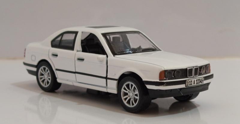 ماکت ماشین فلزی BMW E34 ( رنگبندی ) 1/36