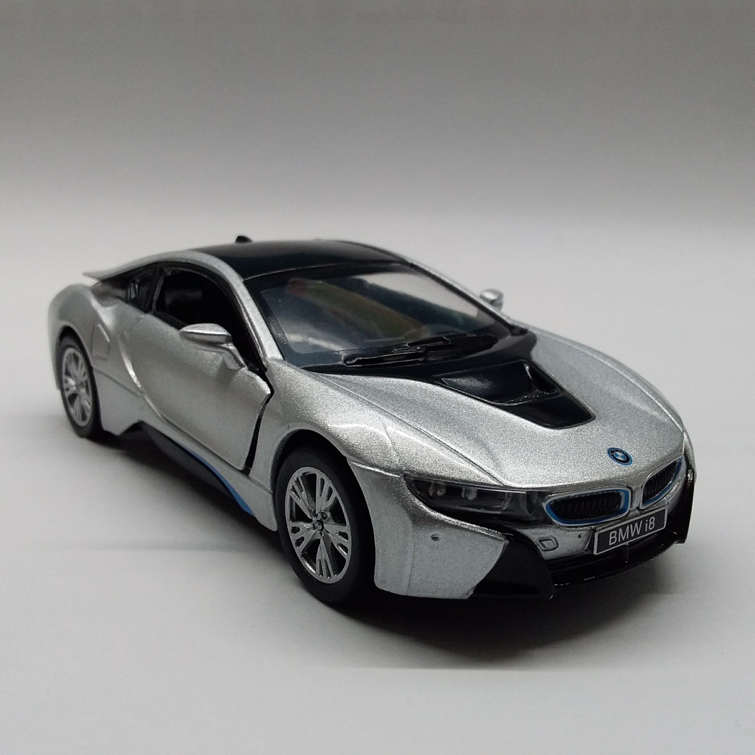 ماکت ماشین BMW i8 کینزمارت 1/36