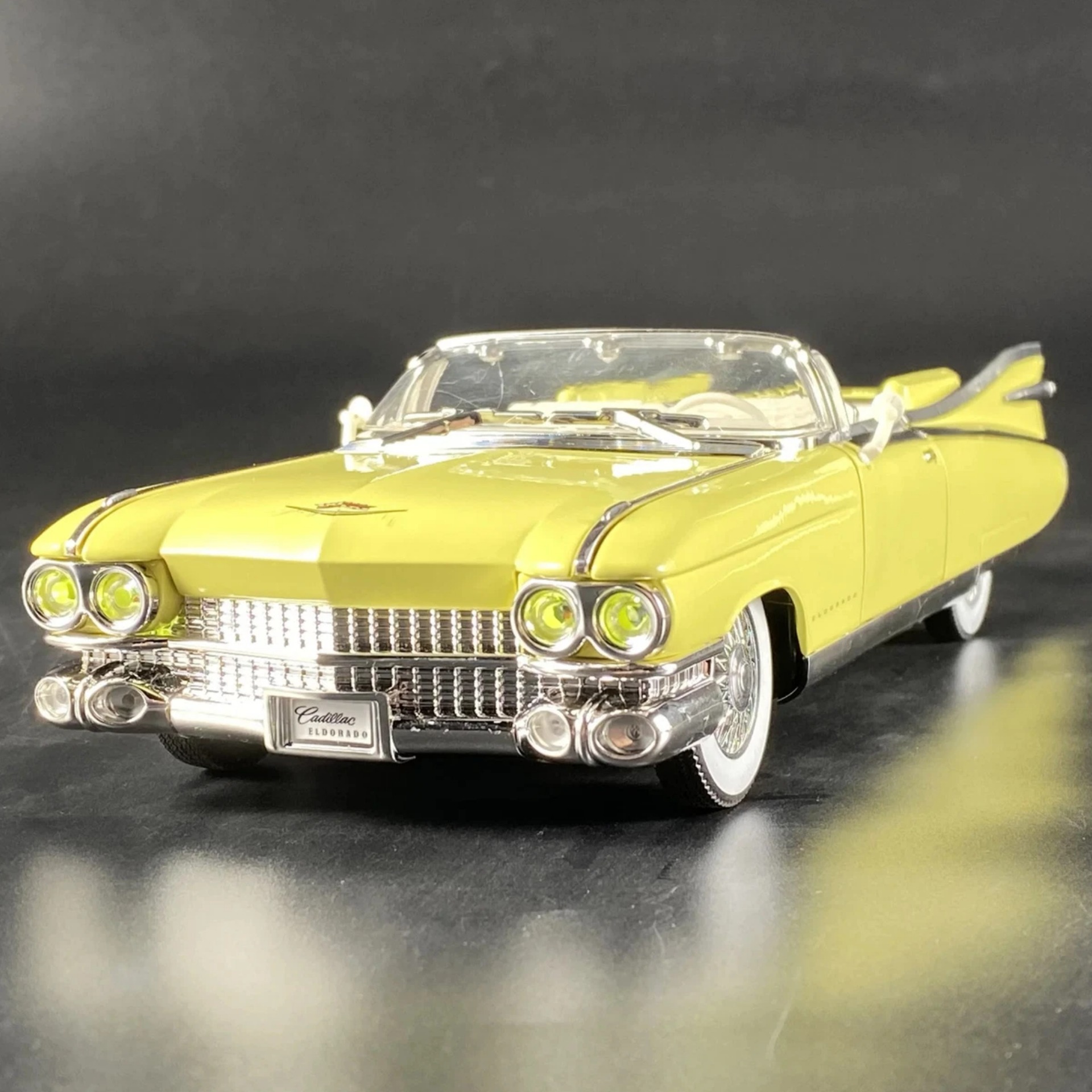 ماکت ماشین کلاسیک کادیلاک الدورادو 1/24