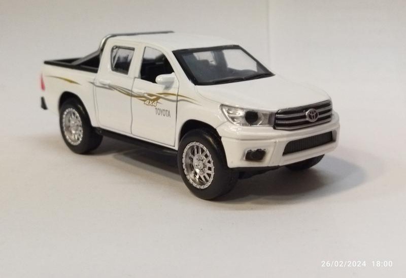 ماکت ماشین فلزی تویوتا هایلوکس 1/36