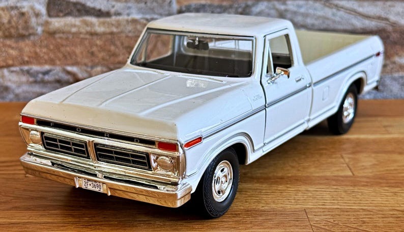 ماکت کلکسیونی فورد کاستوم ( MOTORMAX ) 1/24