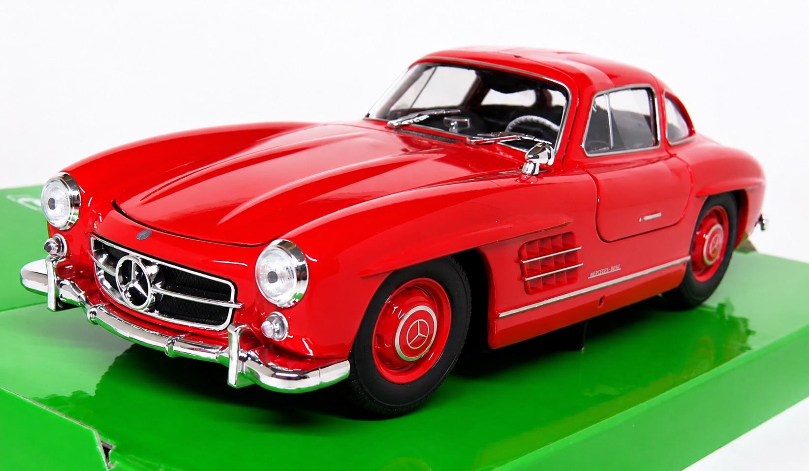 ماکت کلکسیونی بنز SL300 گالوینگ ( 1/24 ) WELLY