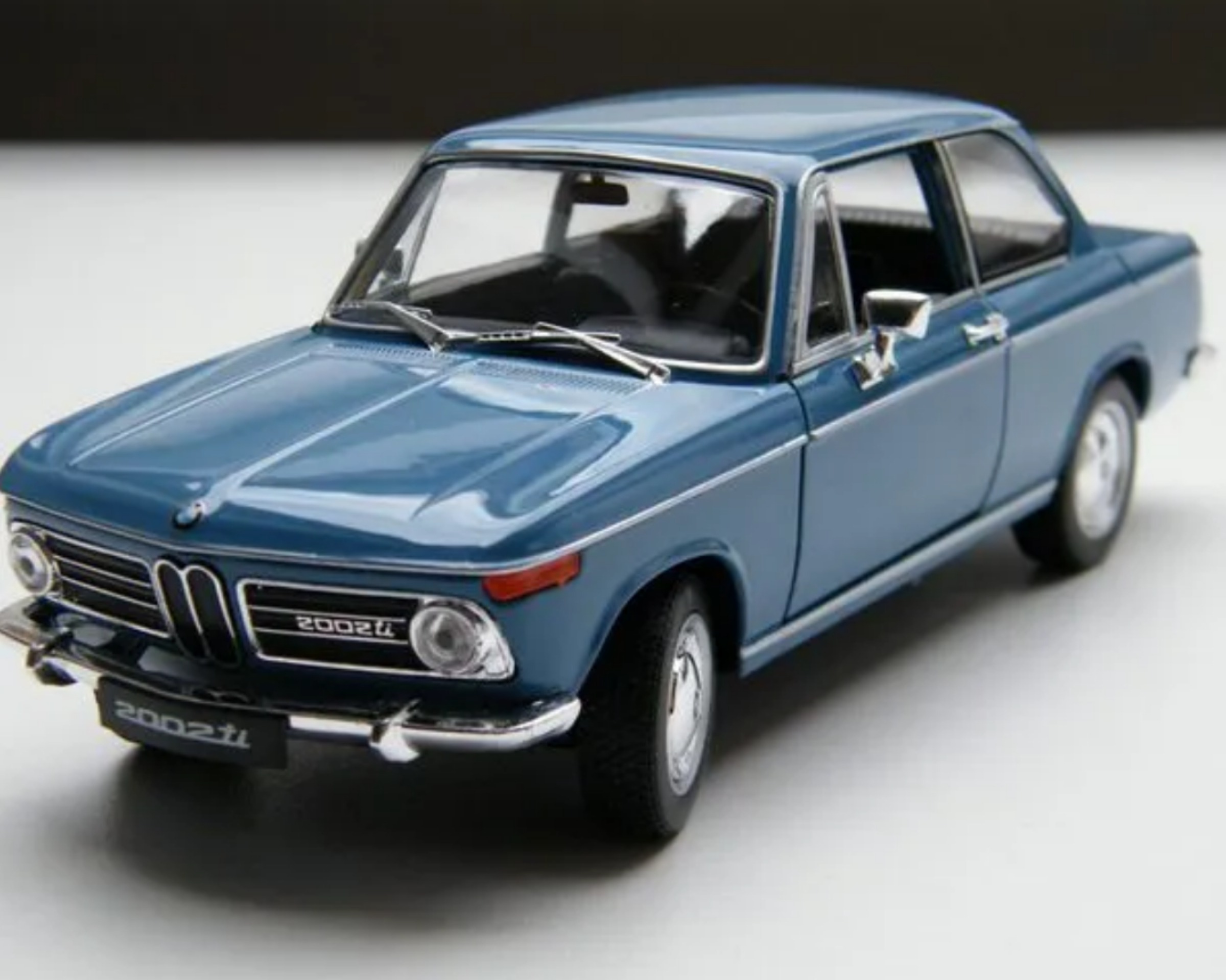 ماکت کمیاب BMW 2002 مقیاس ( 1/24 ) WELLY