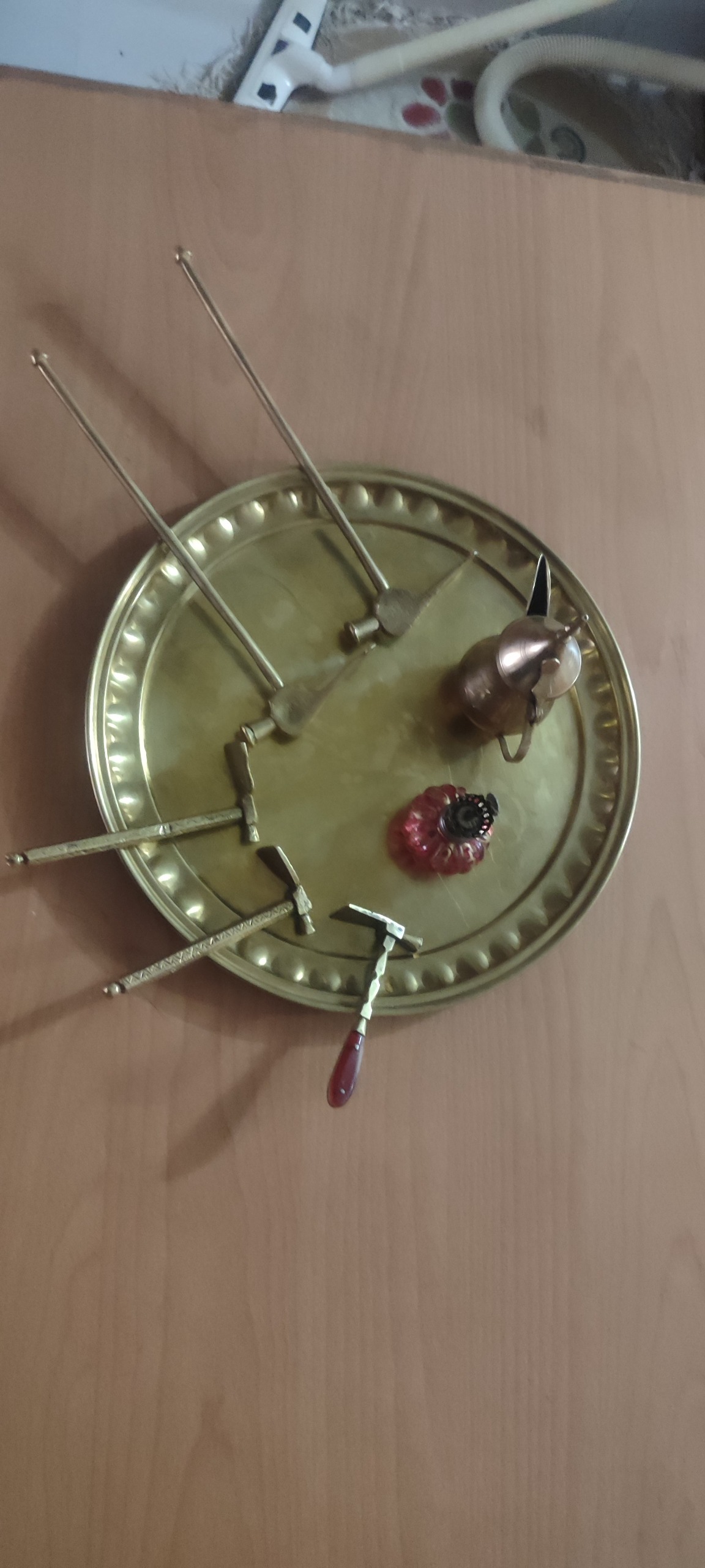 سینی برنجی کنگره دار قدیمی ومجموعه بشرح تصویر