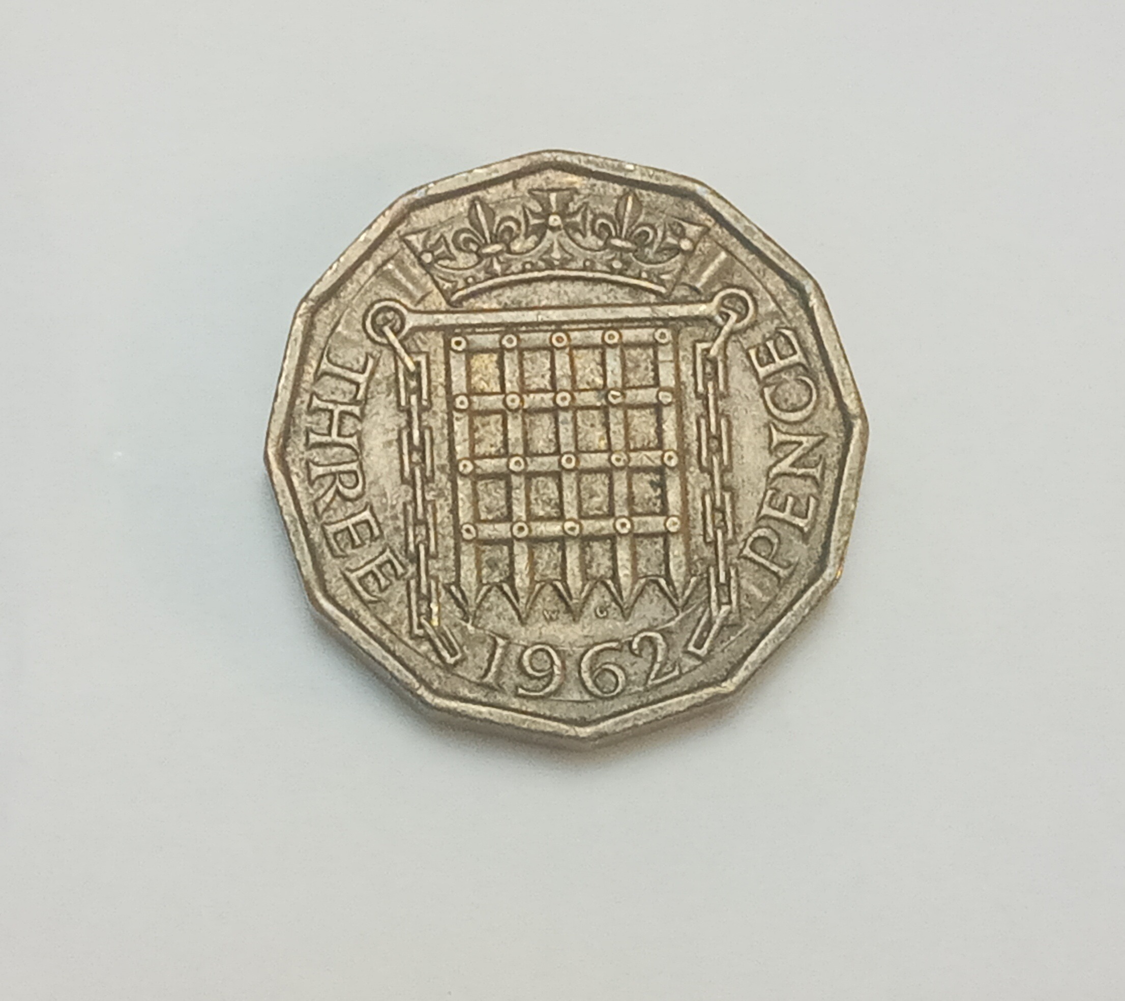 سکه زیبا و کمیاب 3 پنس بریتانیا 1962