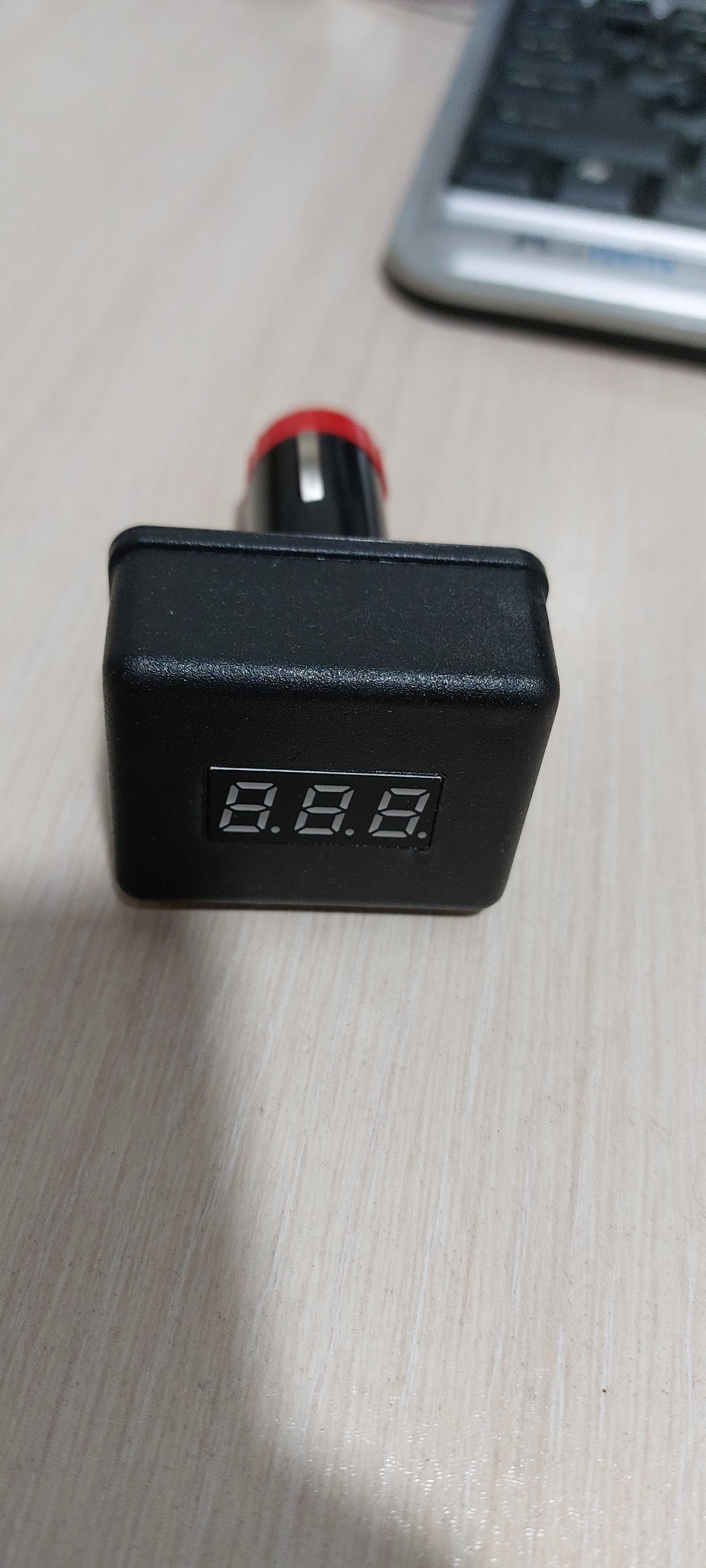 نمایشگر ولتاژ فندکی باتری ماشین