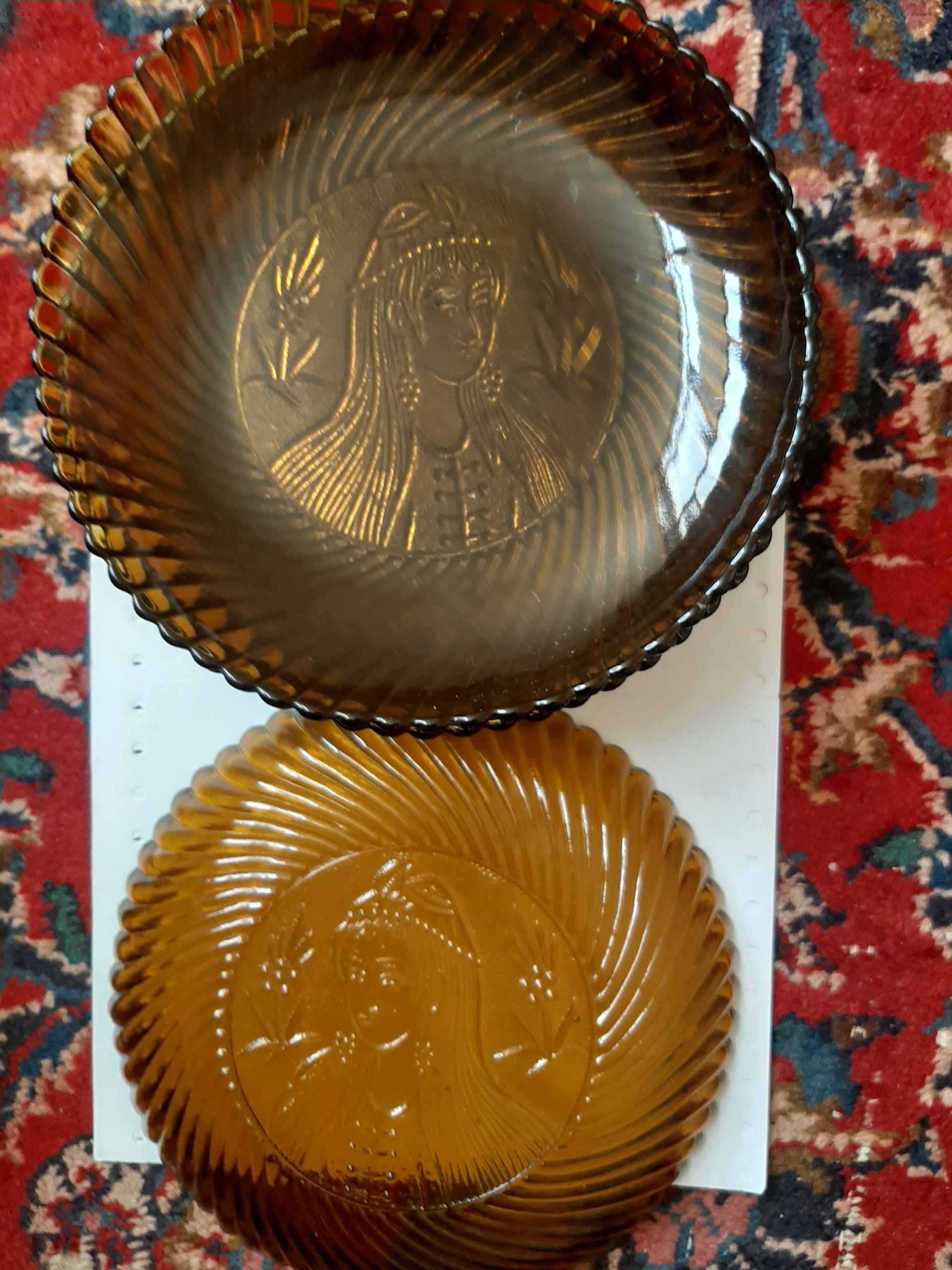 پیش دستی شیشه ای قدیمی