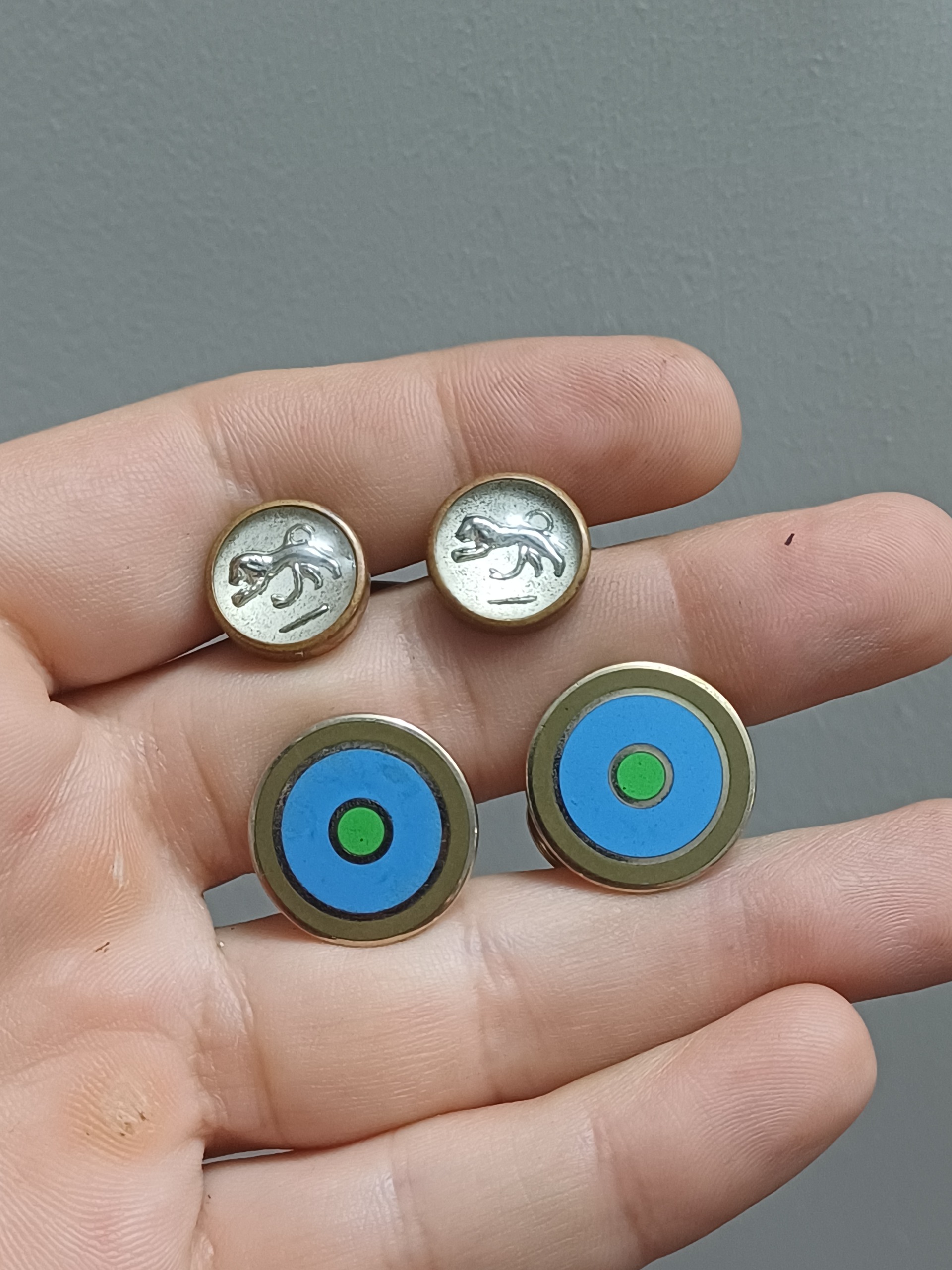 یک جفت دکمه سرآستین