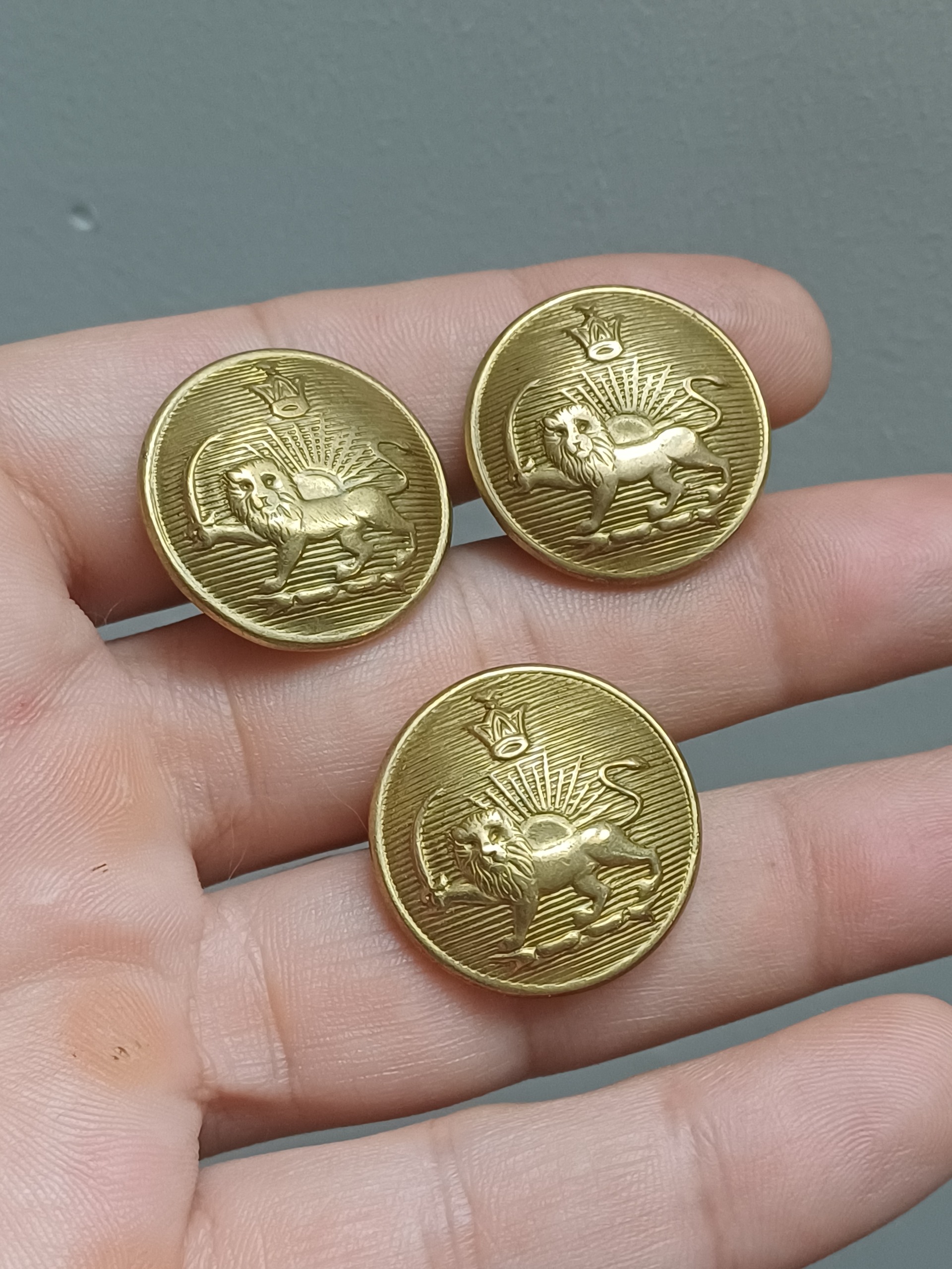 سه عدد دکمه پهلوی