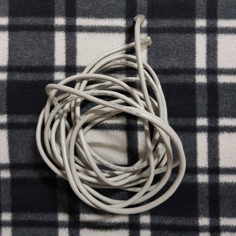 کابل LAN (CAT 5، طول حدود 5 متر)