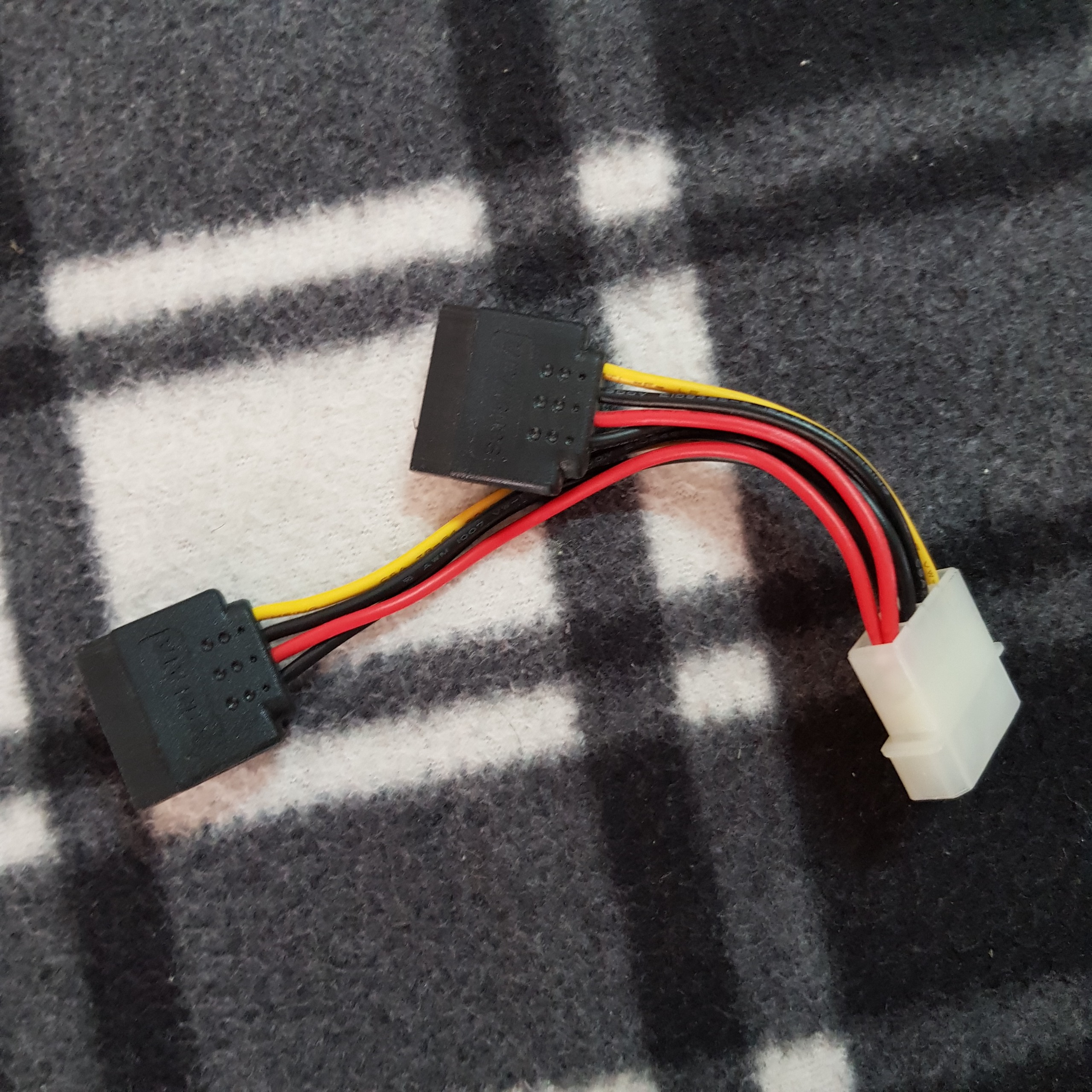 کابل تبدیل برق 4 پین به 2 عدد Serial ATA