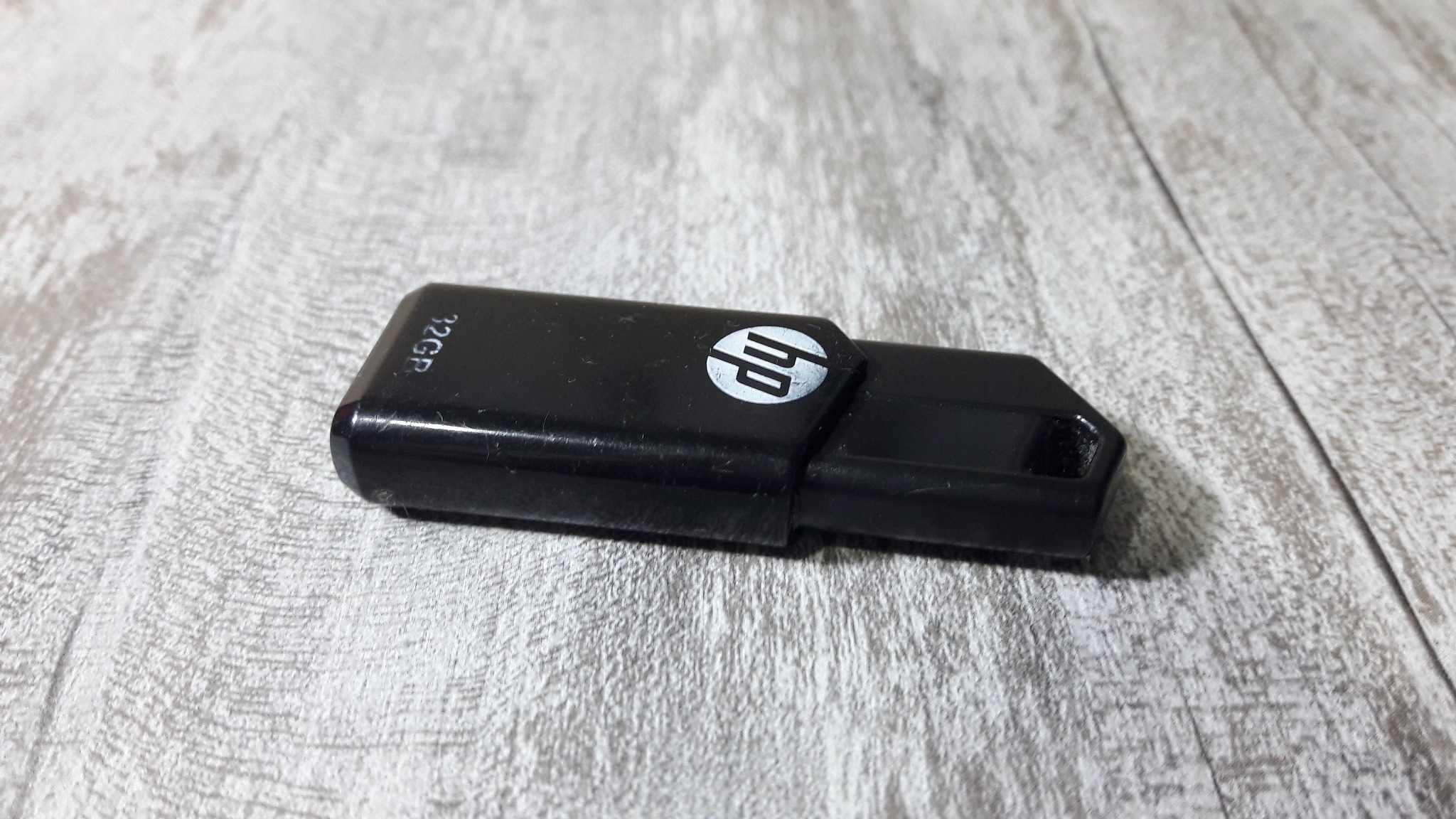 فلش 32 گیگ HP با 25 فیلم نوستالژیک جیمزباند