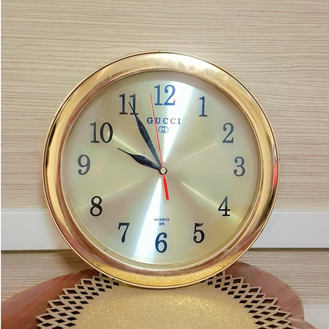 یک عدد ساعت دیواری کوارتز، مدل گوچی، سالم