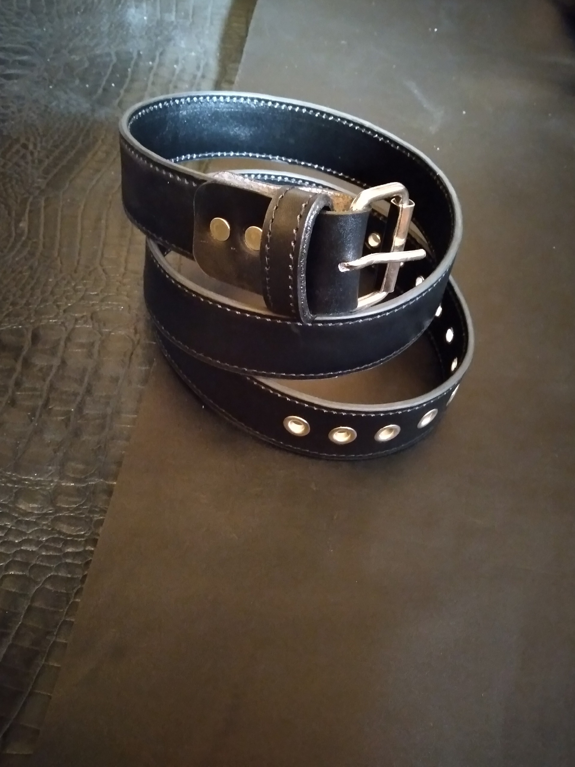 کمربند چرم طبیعی مدل پانچ فلزی - سگک قرقره ای