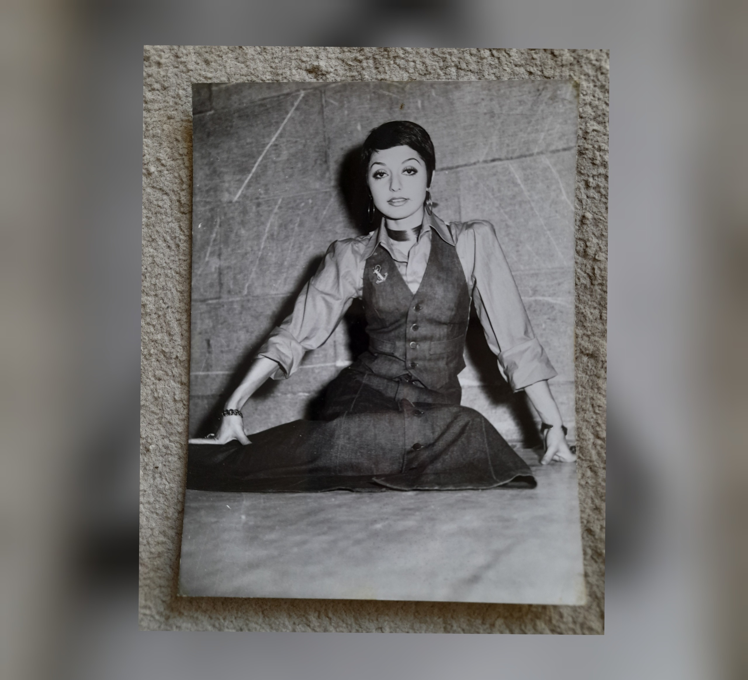 عکس گوگوش (مقوایی)