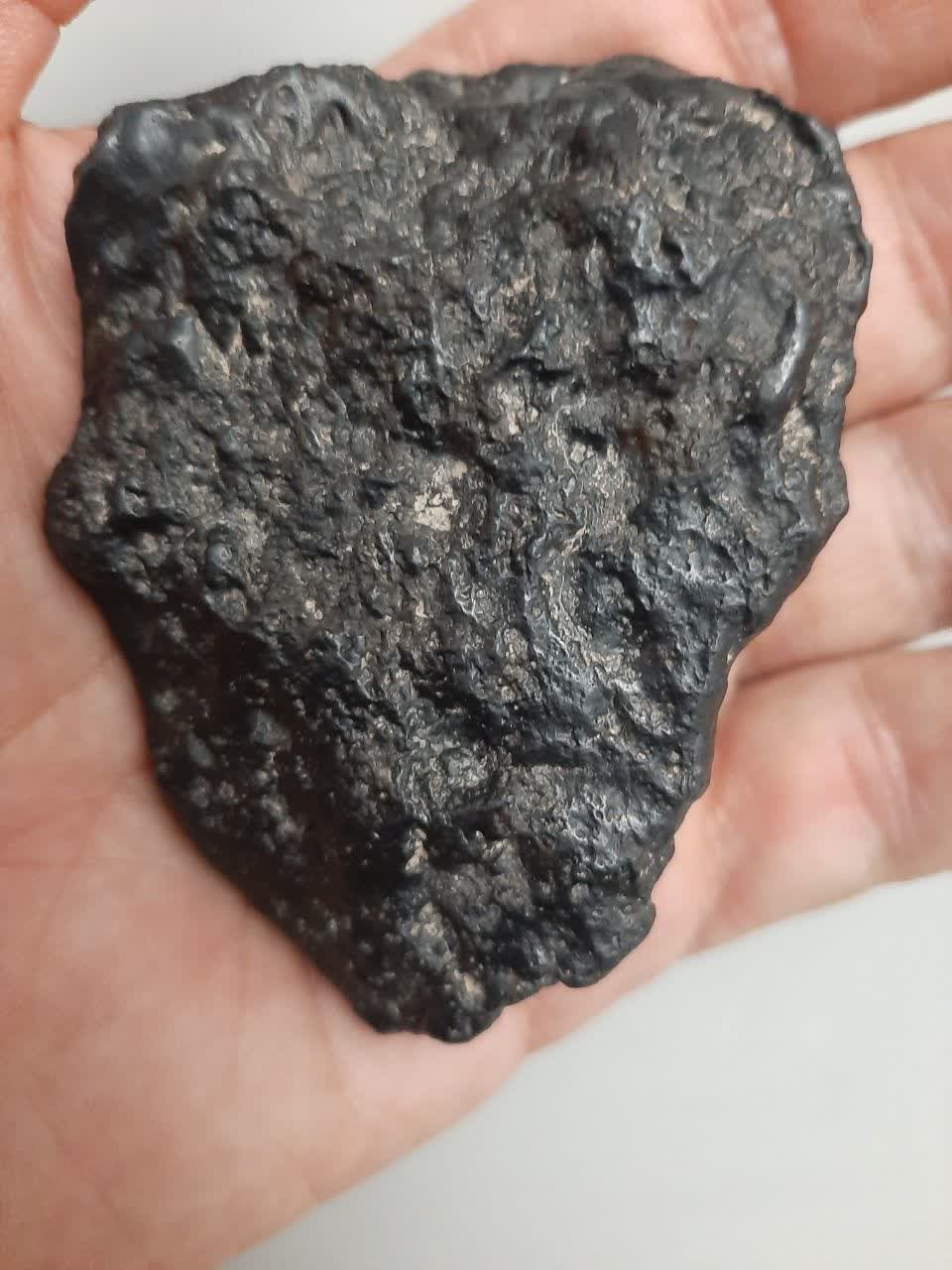 شهاب سنگ اکندریت سوخته چگالی بالا