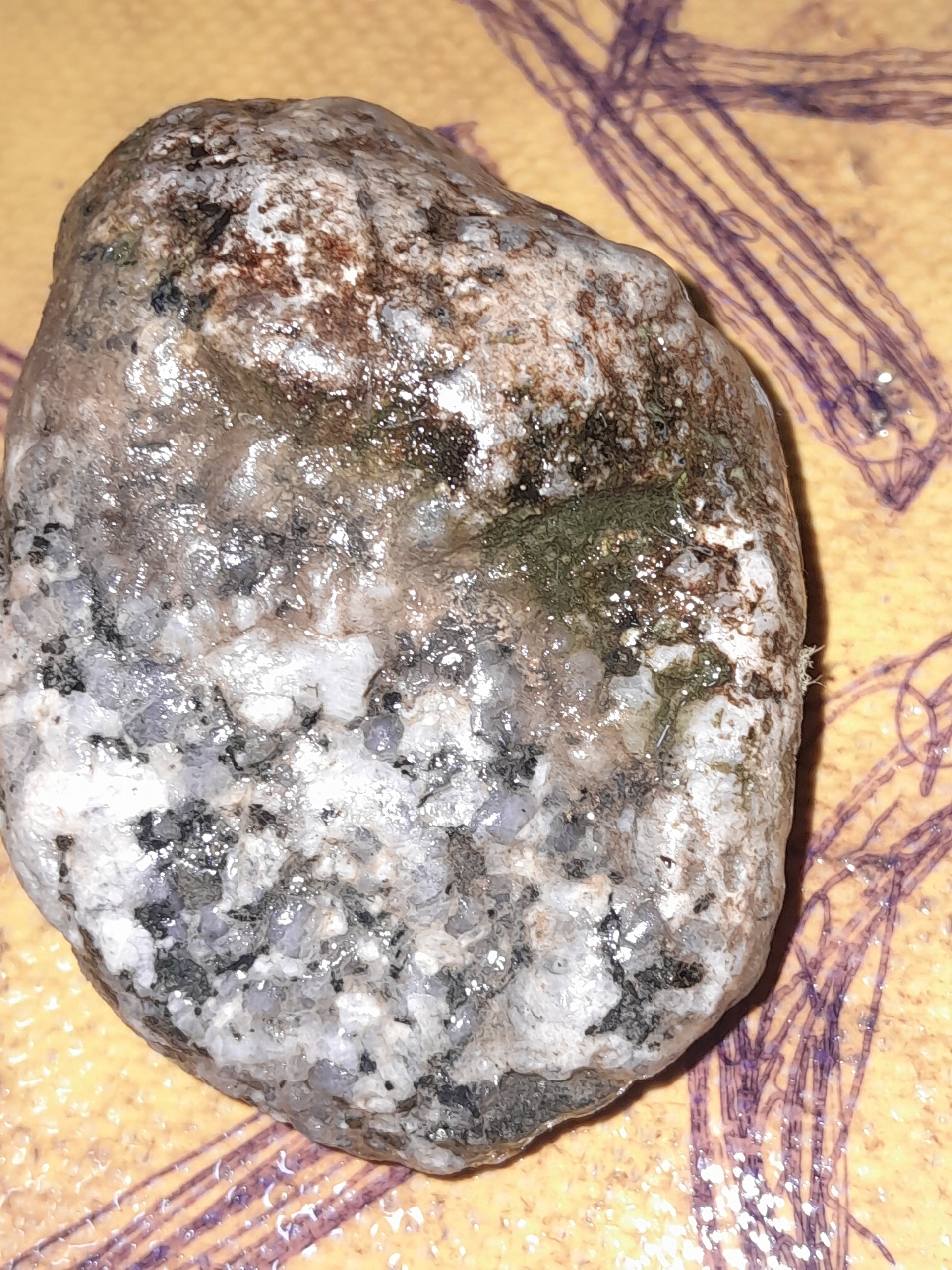 قطعه سنگ آبسیدین اسپینل