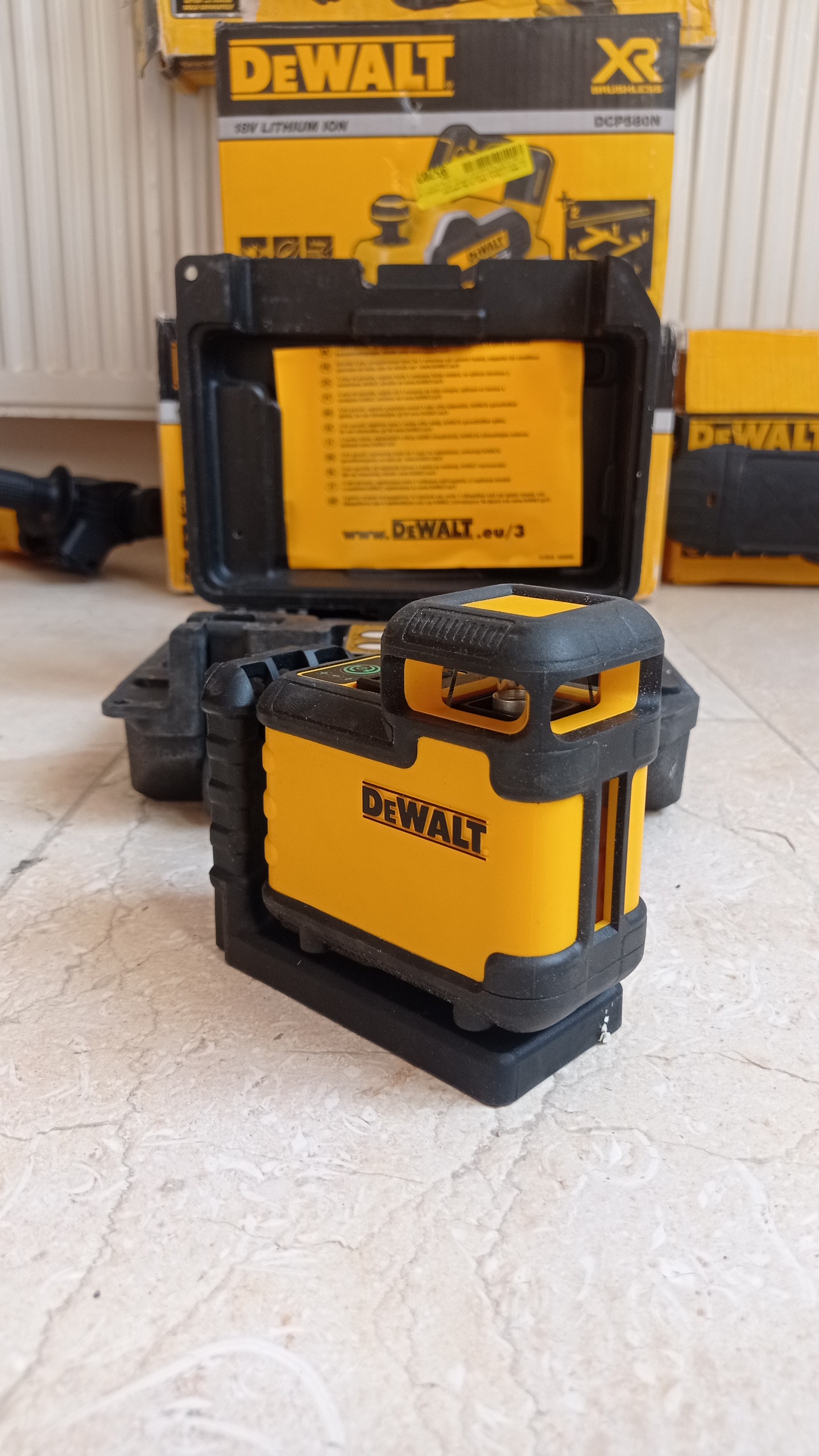 تراز لیزری 2 خط نور سبز دیوالت Dw03601CG جدید