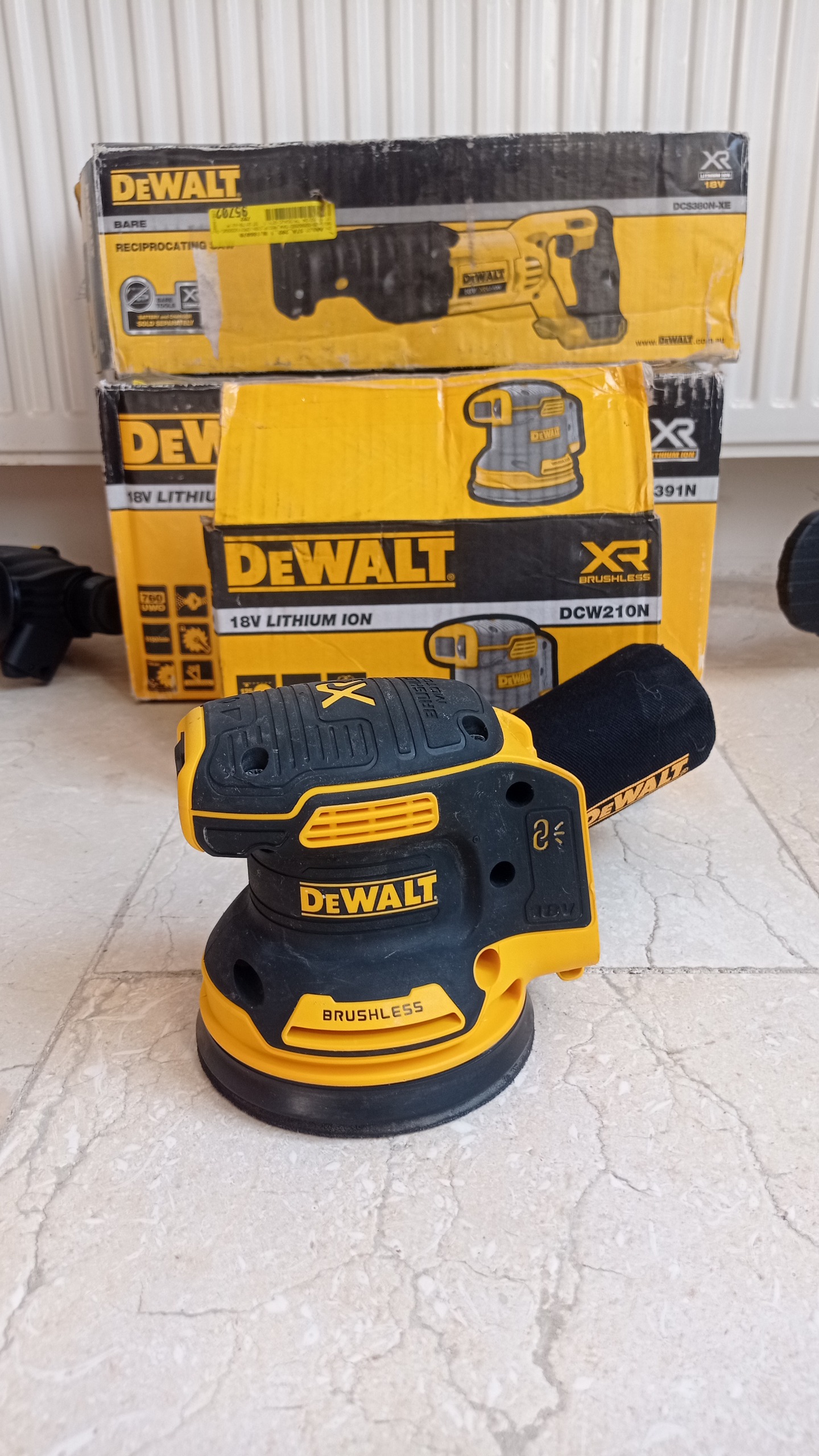 سنباده لرزان چرخان شارژی براشلس دیوالت Dcw210