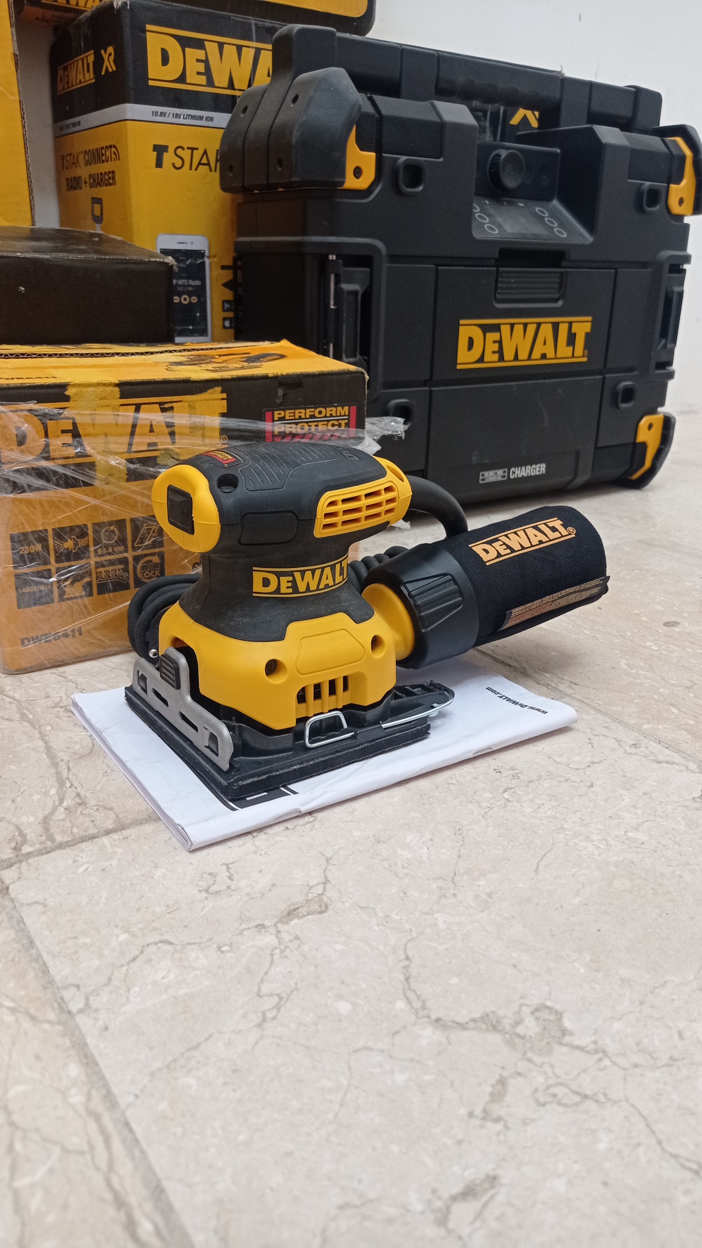 سنباده لرزان مشتی مربع دیوالت DWE6411