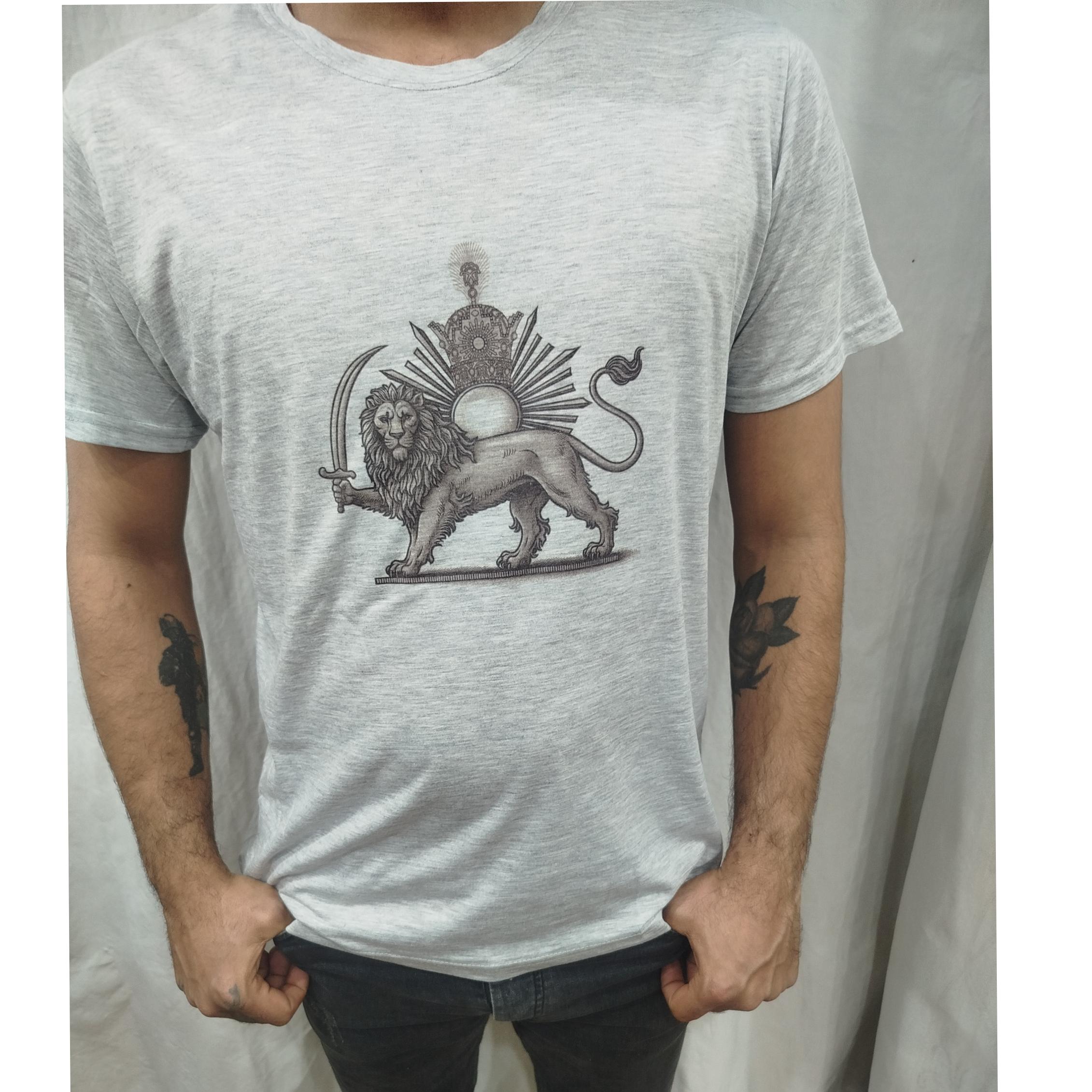 تیشرت با طرح شیر و شمشیر