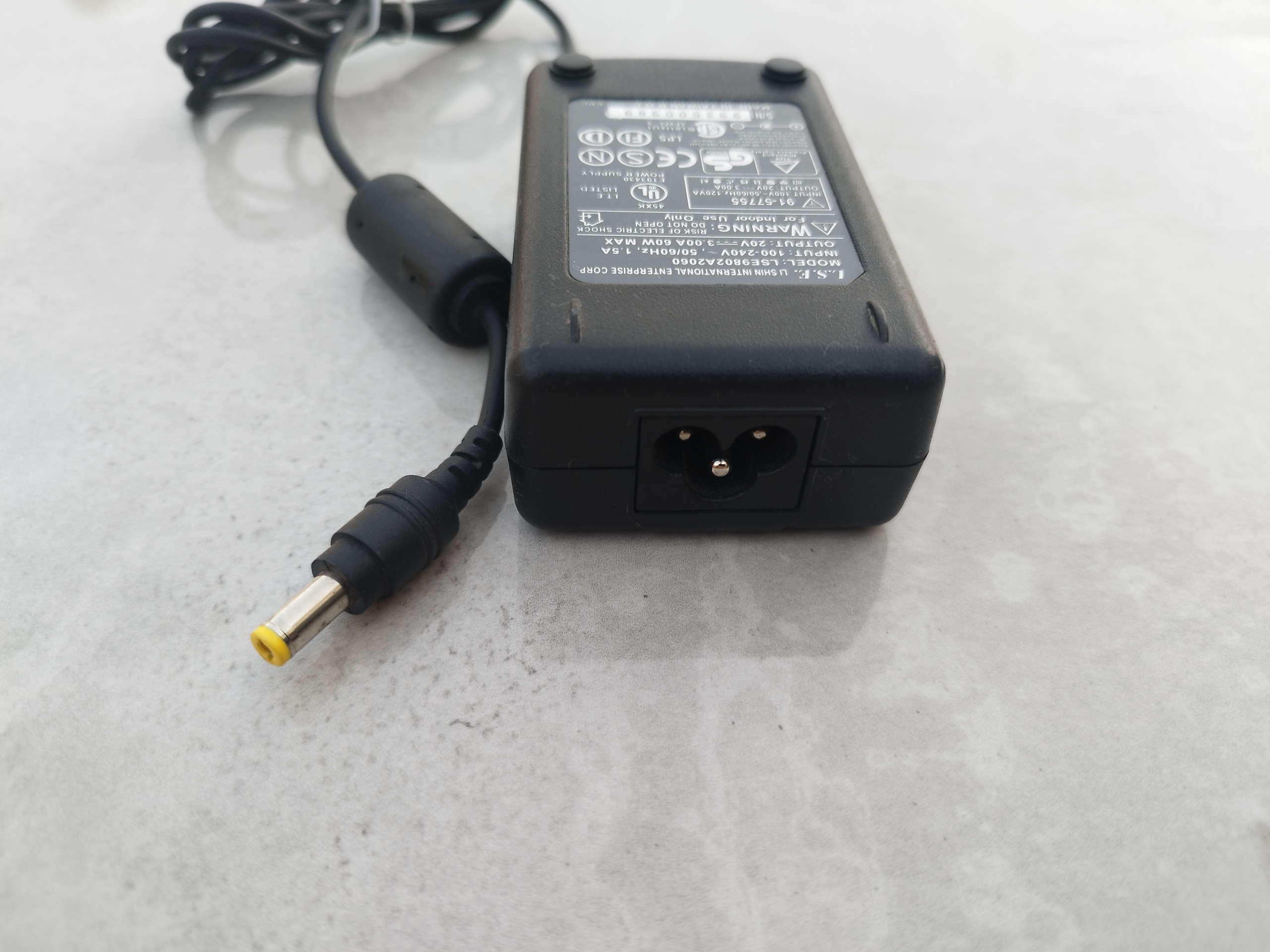 آداپتور 20 ولت 3 آمپر