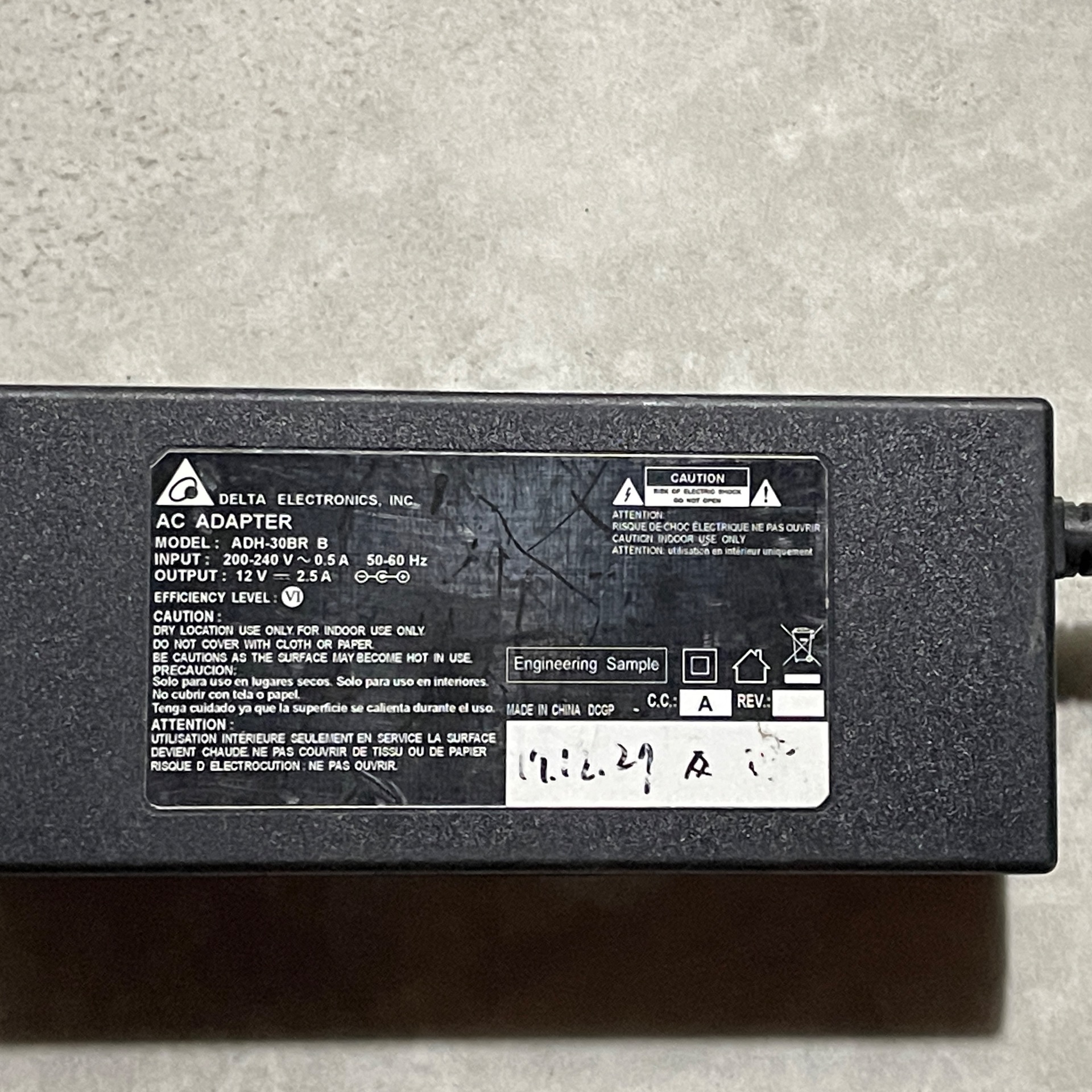 آداپتور سوییچینگ 12 ولت 2/5 امپر دلتا