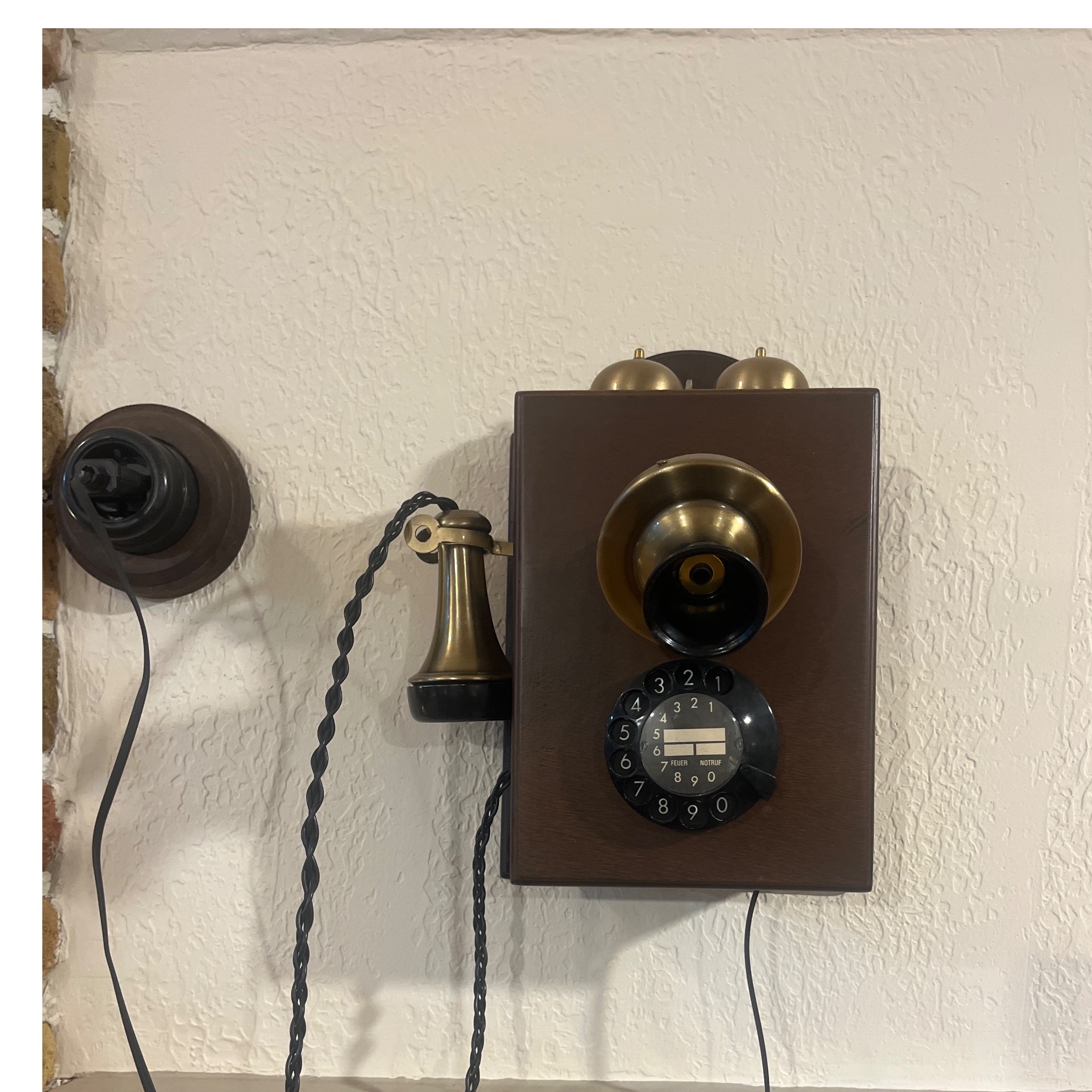 تلفن آلکاپونی دیواری طرح قدیمی