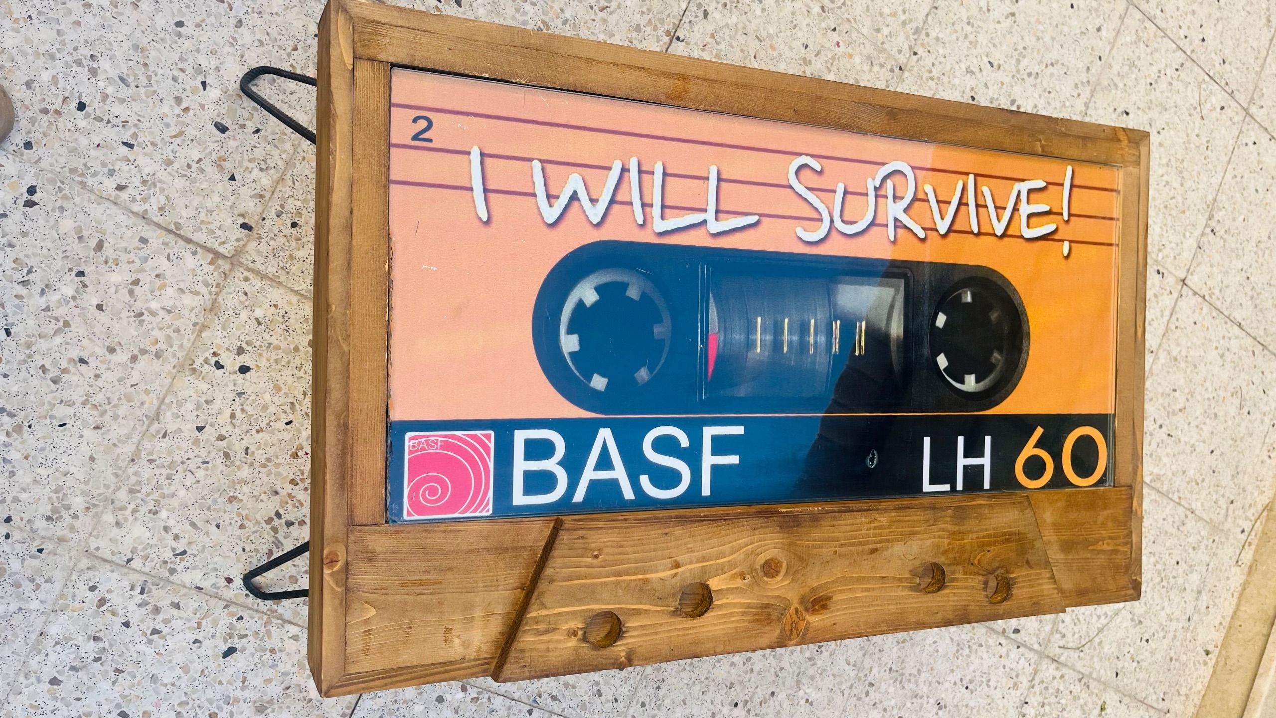 میز طرح نوار کاست