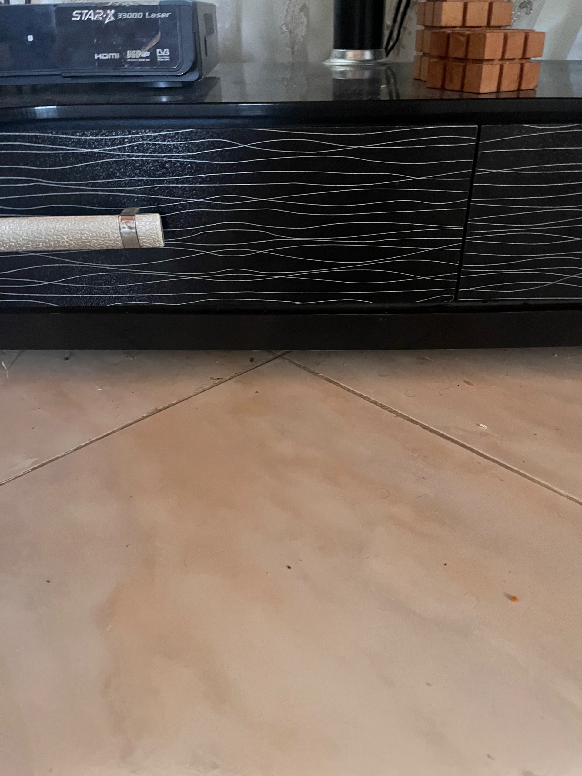 میز تلویزیون شیشه ای 160 در 64 سانت