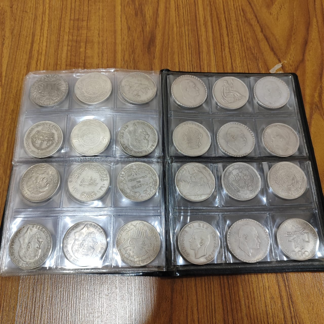 سکه یک دلاری 70 ساله با آلبوم 70 عددی