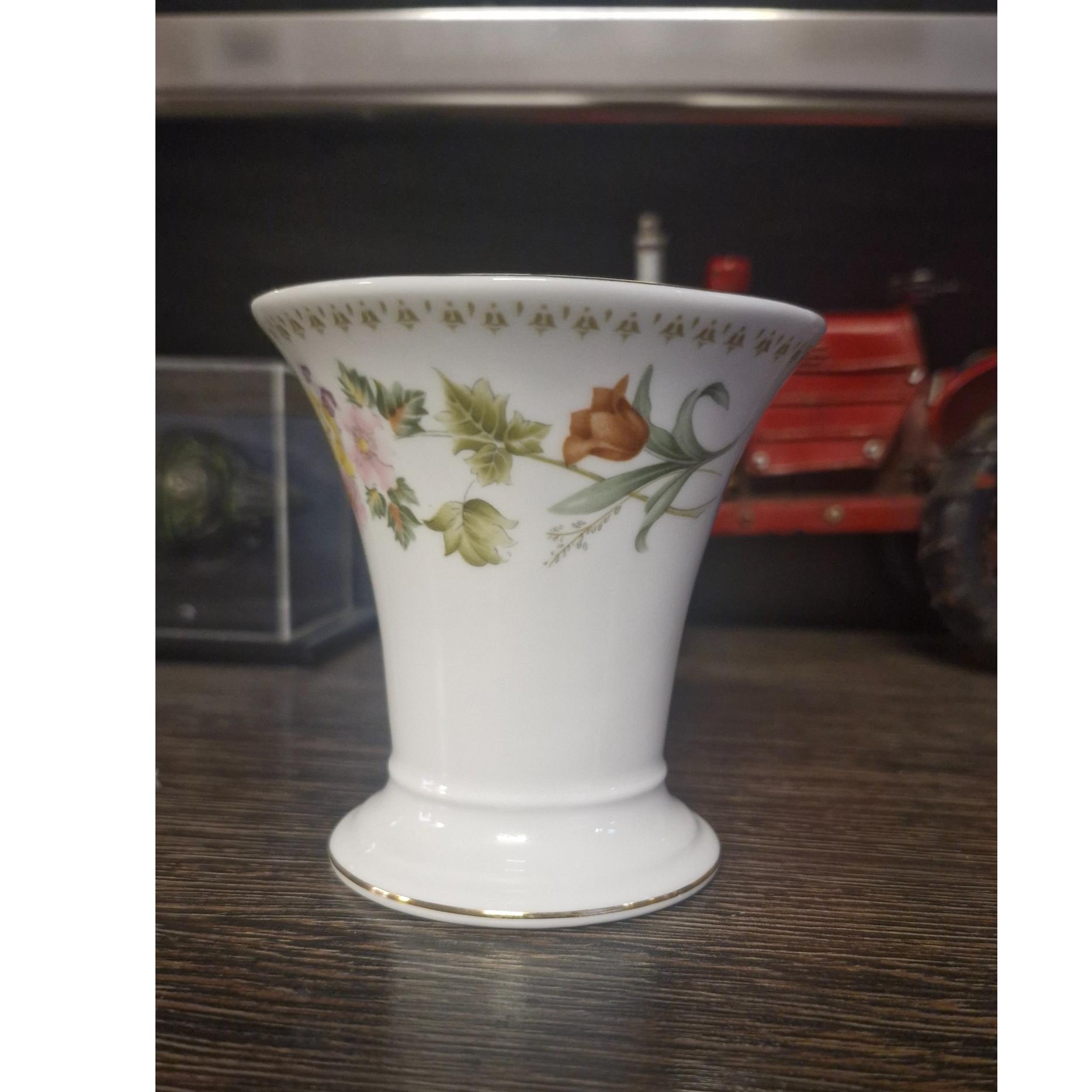 گلدان چینی wedgwood