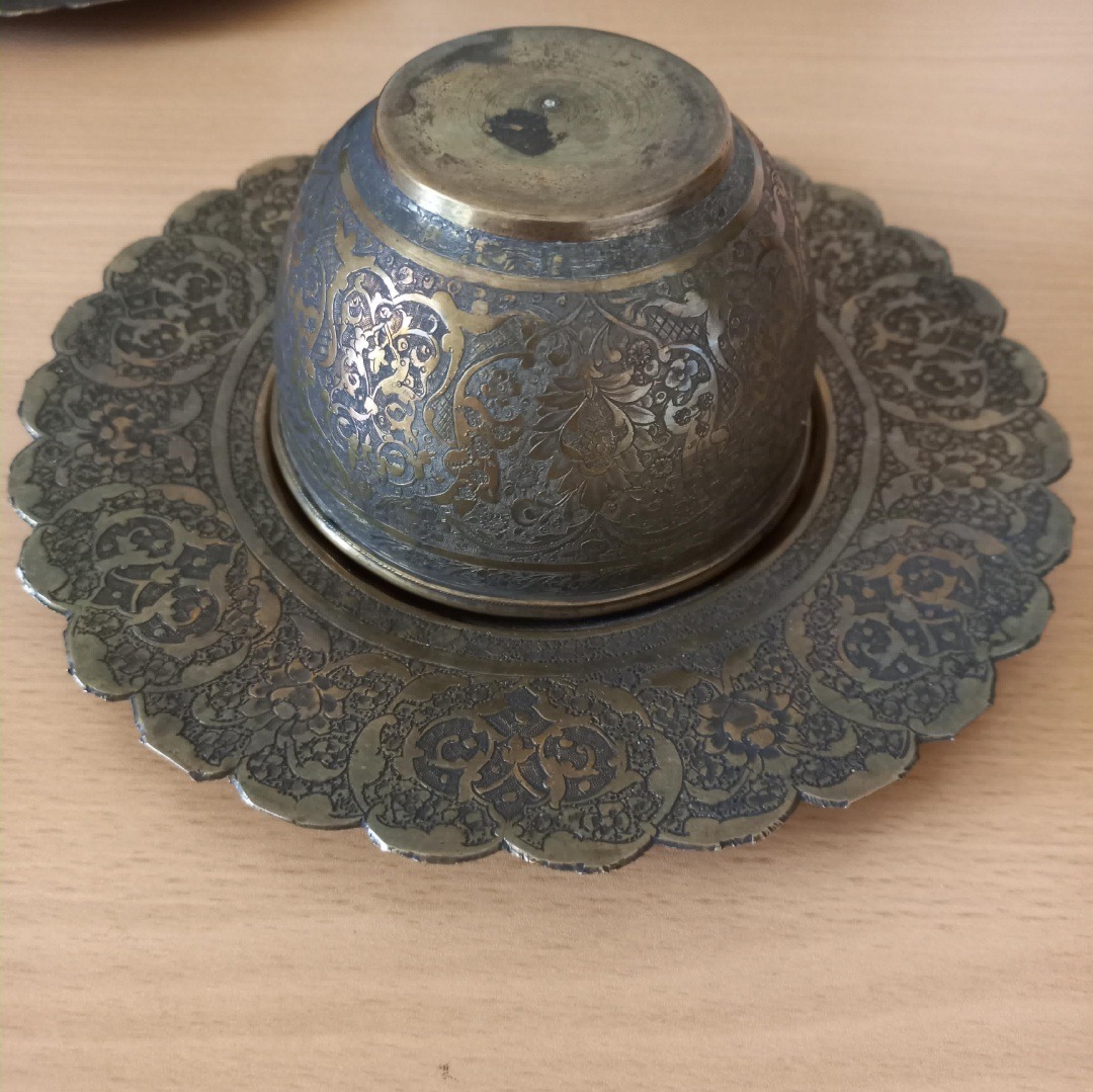 بشقاب و کاسه