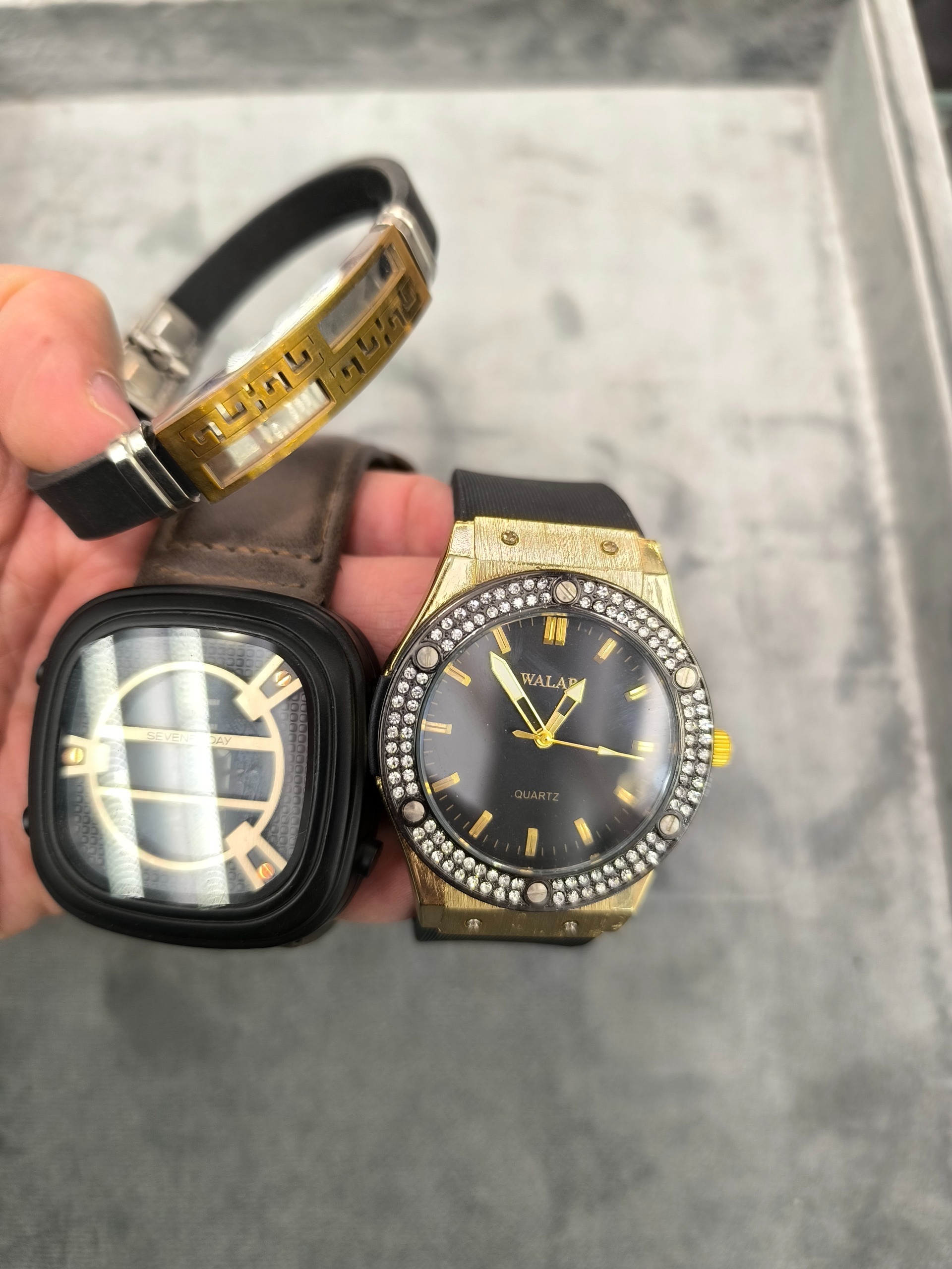 دو عدد ساعت با دستبند