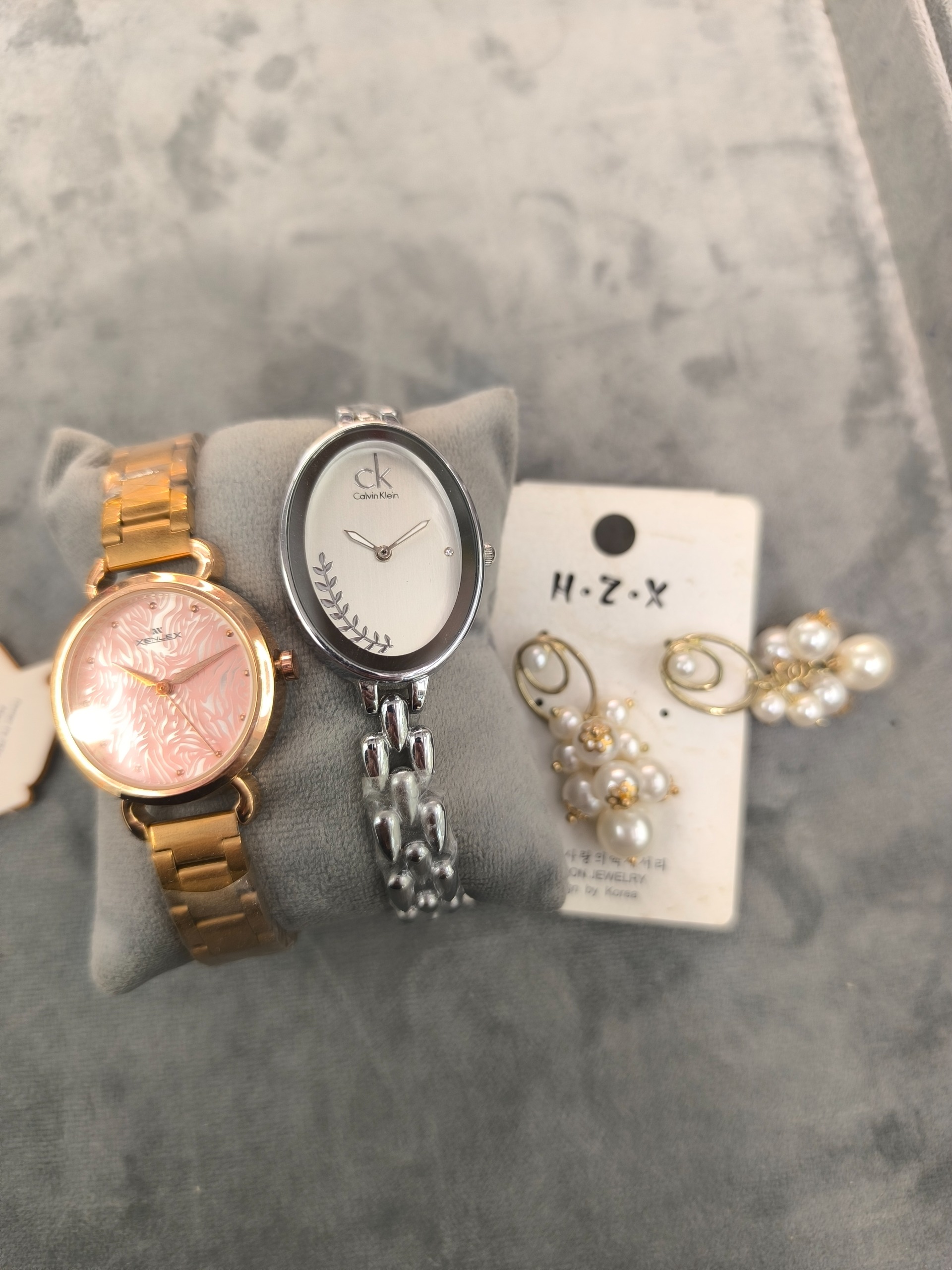 دو عدد ساعت با گوشواره